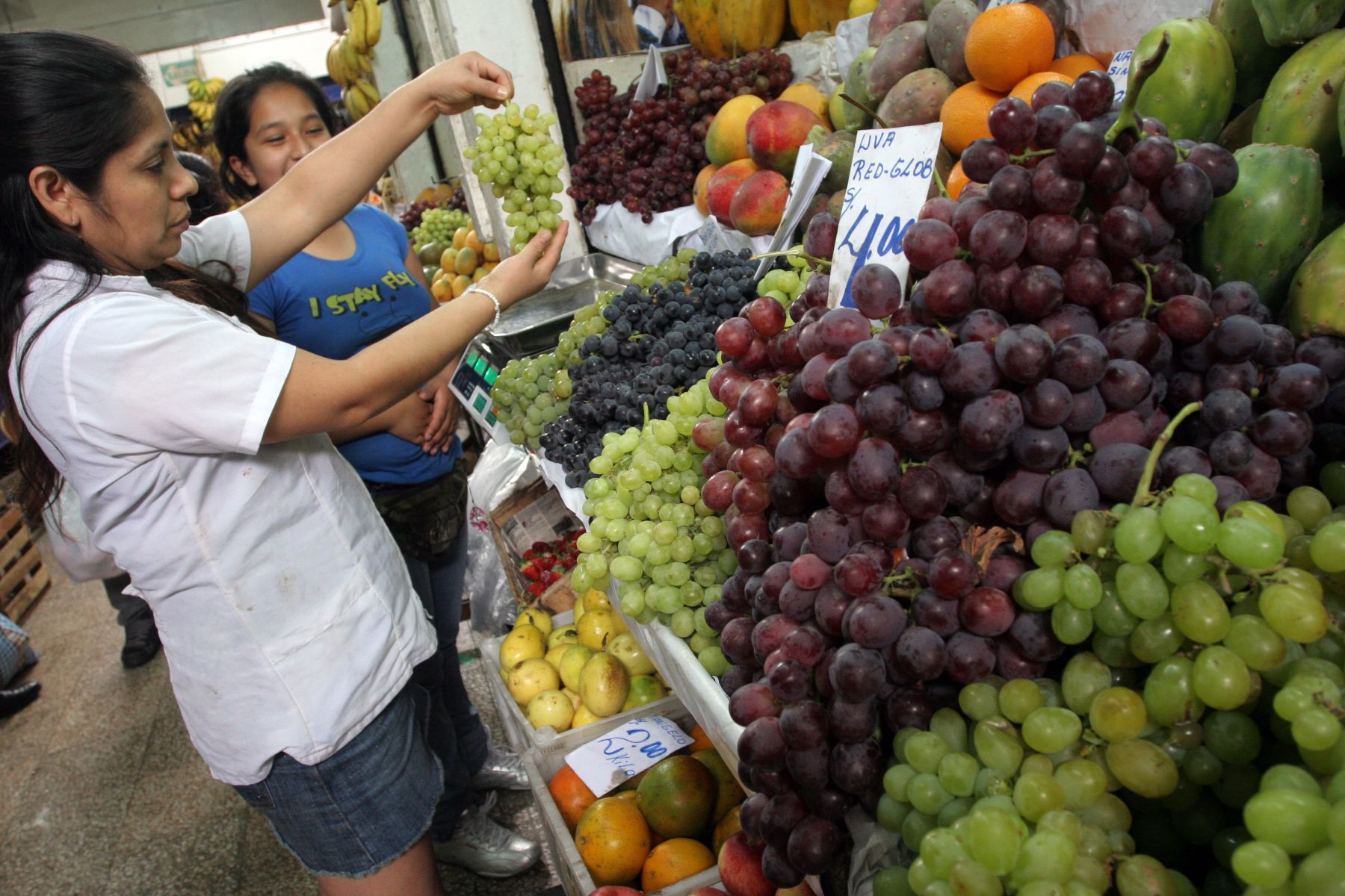 Grape sales at Lima