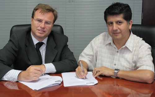 El gerente general de La Fiduciaria,Paulo Comitre junto al director ejecutivo del Hogar Clínica San Juan de Dios, Isidro Vásquez. Foto: ANDINA/ Difusión