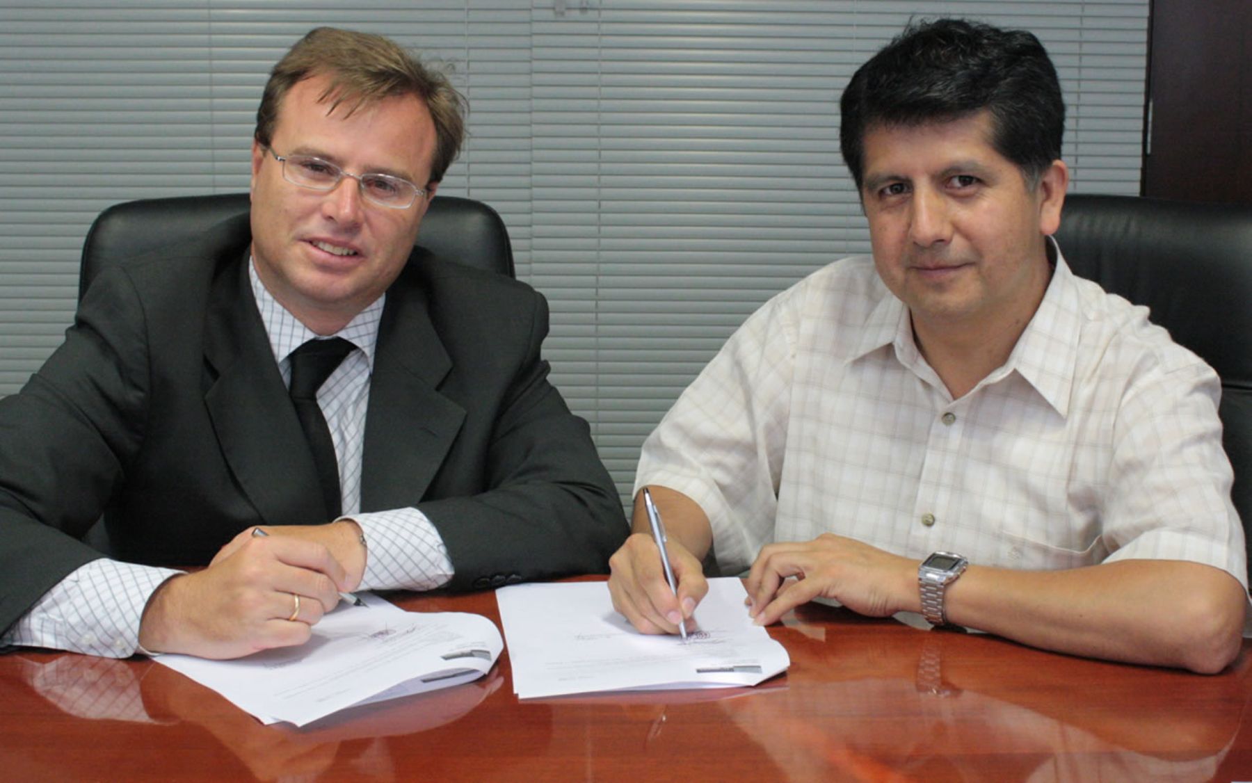 El gerente general de La Fiduciaria,Paulo Comitre junto al director ejecutivo del Hogar Clínica San Juan de Dios, Isidro Vásquez. Foto: ANDINA/ Difusión