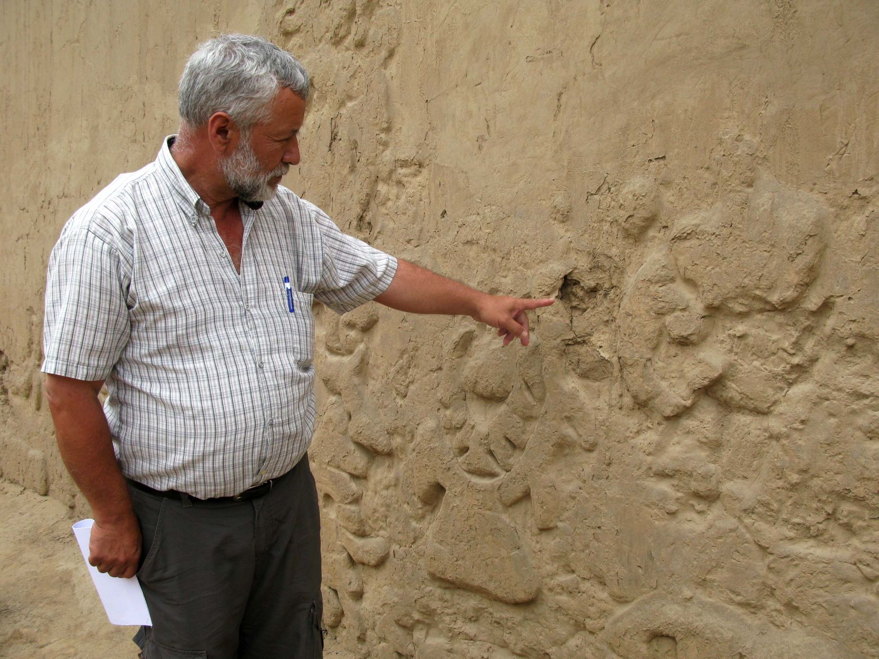 Friso geométrico original de la huaca El Dragón, en el complejo arqueológico de Chan Chan. Foto: ANDINA / Archivo / Oscar Paz.