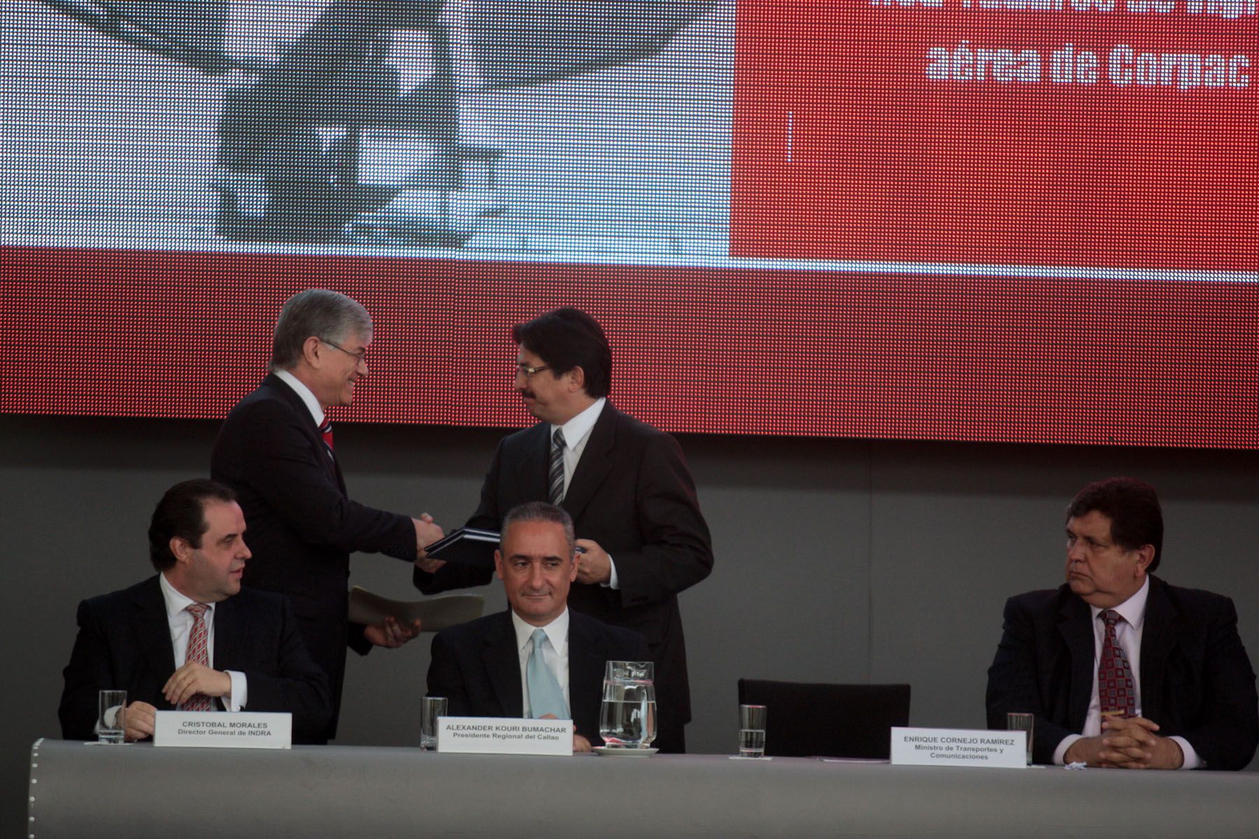 El Presidente Alan Garcia participa en ceremonia donde se oficializo adquisicion de radares para reforzar transito aereo nacional.

Foto: ANDINA/Juan Carlos Guzmán Negrini.
