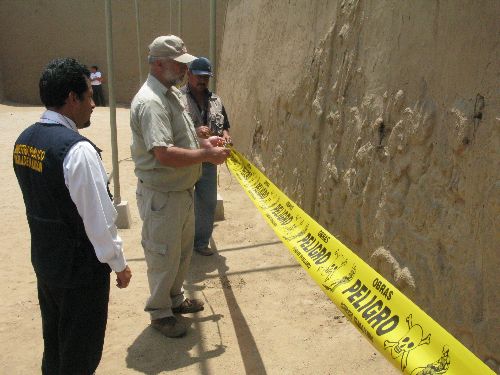 Fiscalía recogió evidencias de los daños ocasionados por cuatro escolares en un muro de la huaca El Dragón o Arco Iris, perteneciente al complejo arqueológico de Chan Chan. Foto: ANDINA / Archivo / Oscar Paz.