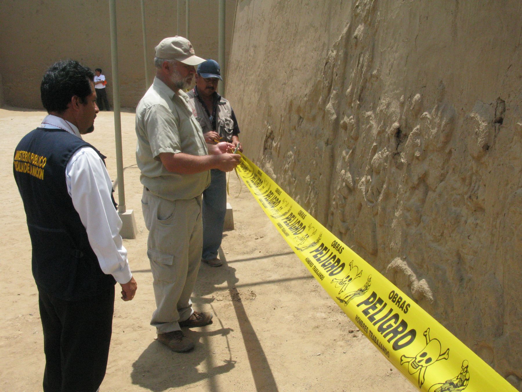 Fiscalía recogió evidencias de los daños ocasionados por cuatro escolares en un muro de la huaca El Dragón o Arco Iris, perteneciente al complejo arqueológico de Chan Chan. Foto: ANDINA / Archivo / Oscar Paz.