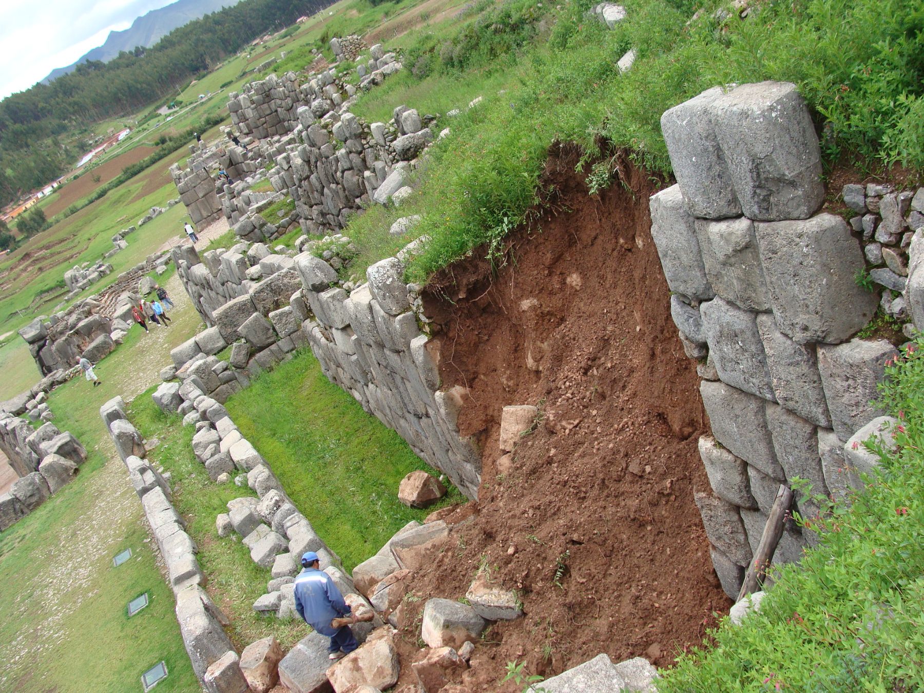 Producto de una torrencial lluvia ocasionó el colapsó de parte de la tercera muralla de la fortaleza de Sacsayhuamán. Foto: ANDINA / Fernando Zora-Carvajal.