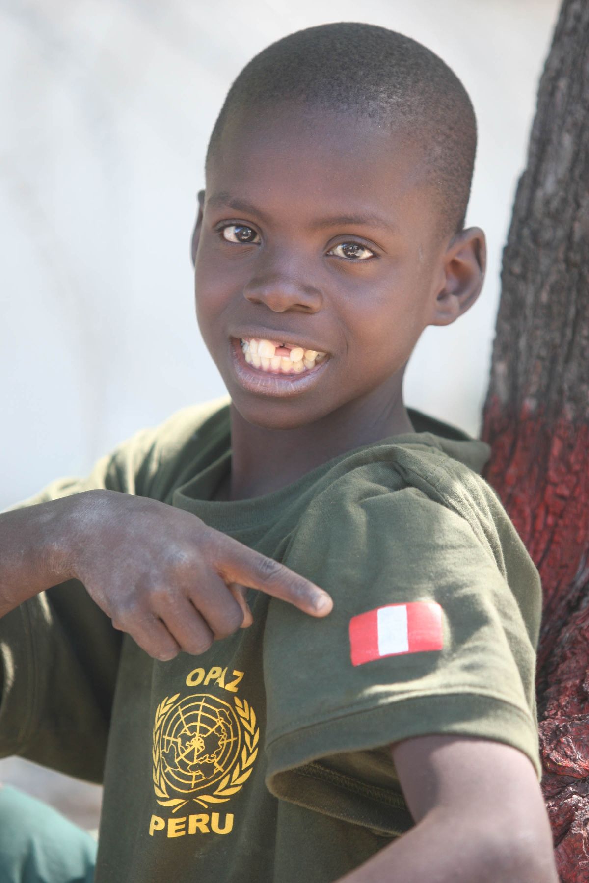 Zuzu, pequeño haitiano que se ha ganado el cariño de los Cascos Azules peruanos que cumplen misión en ese castigado país.  Foto: ANDINA/ Piero Vargas