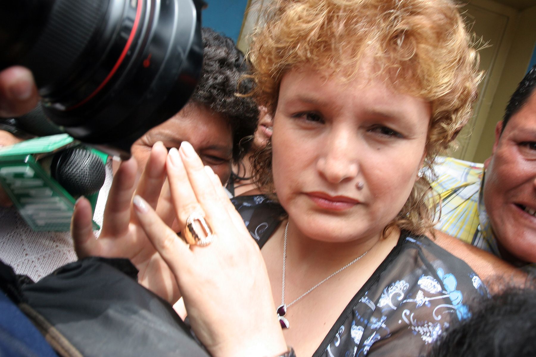 La cantante folclórica Abencia Meza, a su salida del Penal de Mujeres de Chorrillos. Foto: ANDINA/ Rocío Farfán