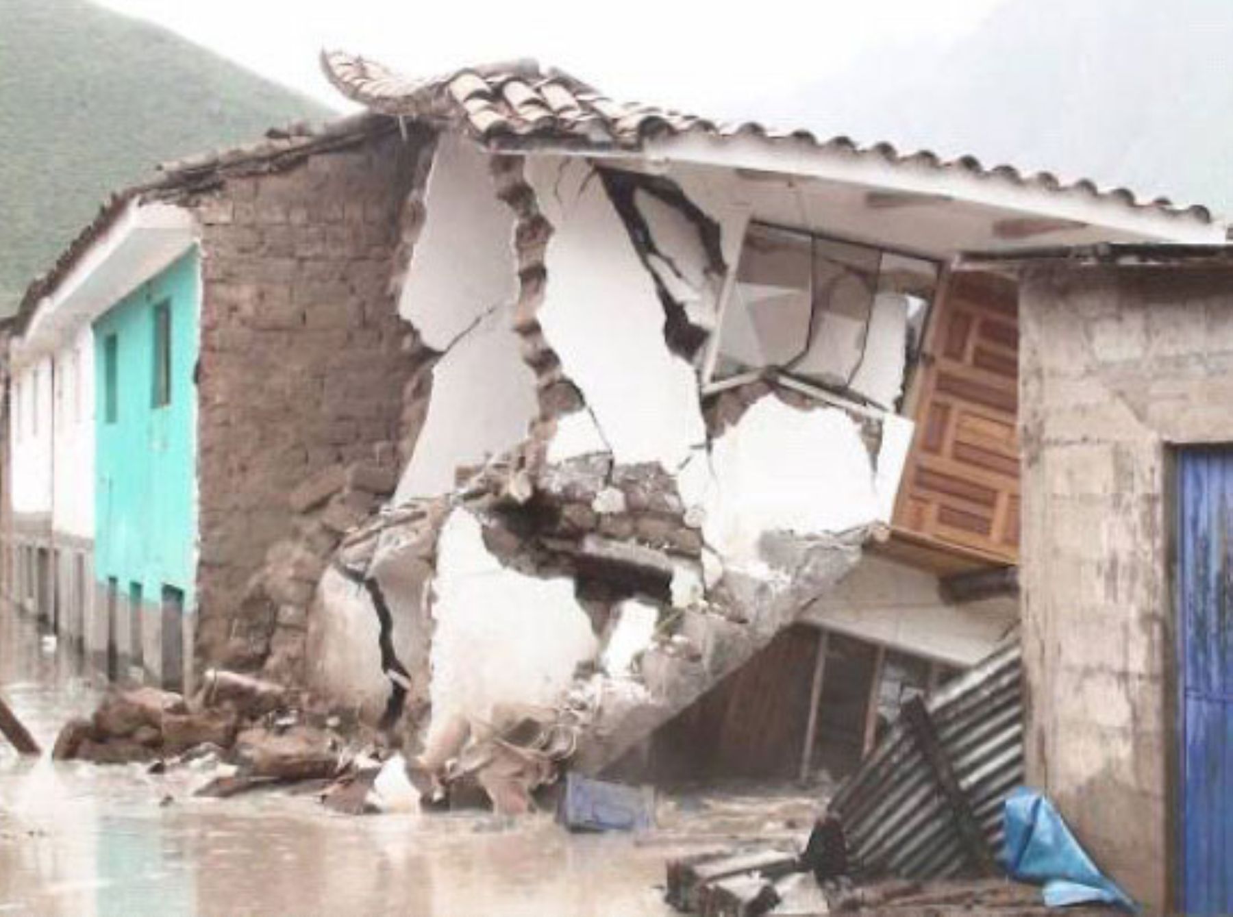 Colapso de viviendas a consecuencia de fuertes precipitaciones pluviales, en provincia de Calca. Foto: Indeci.