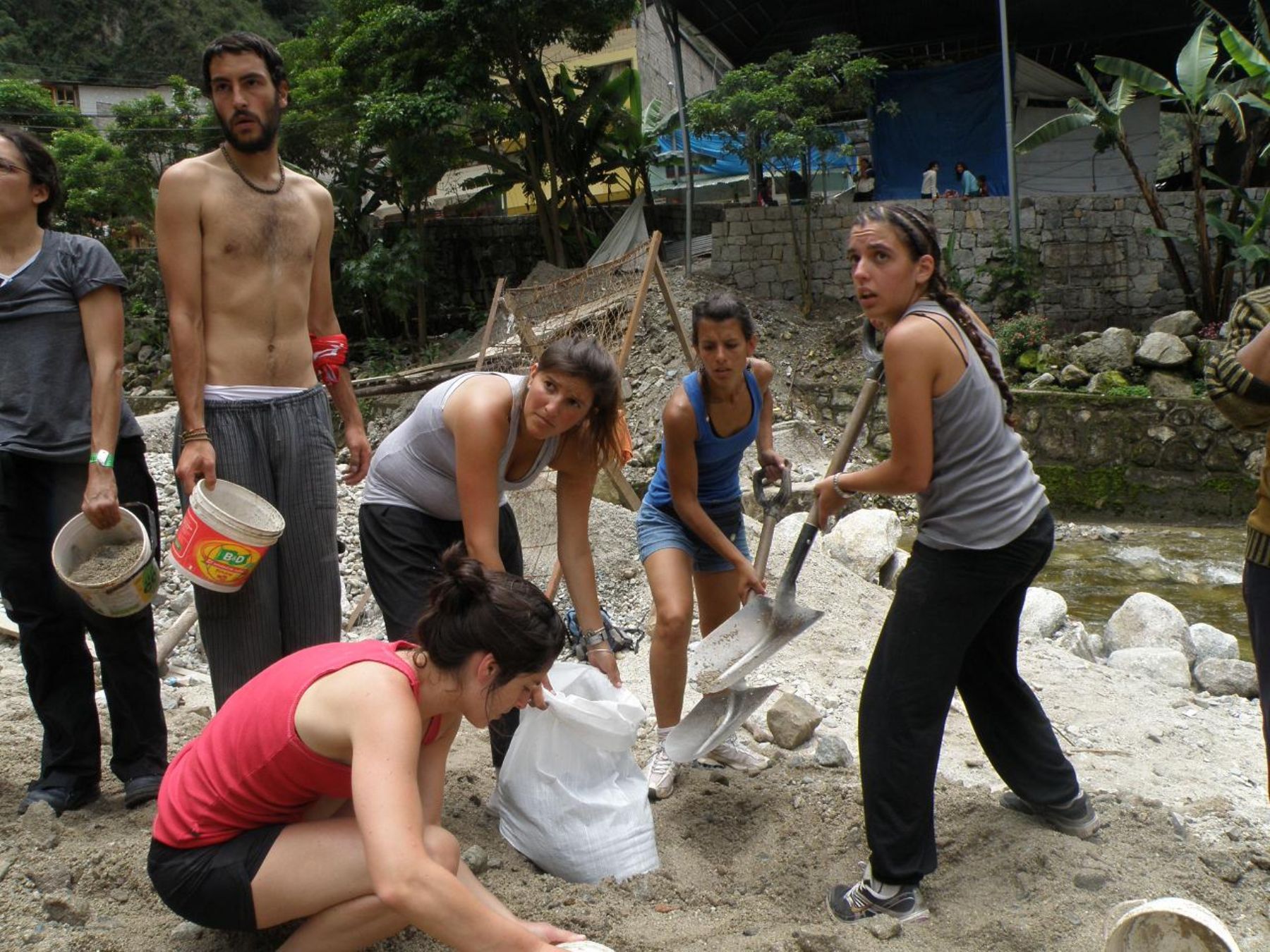 Turistas extranjeros se organizaron para limpiar el cauce del río Vilcanota y así evitar un desembalse que perjudique al distrito de Machu Picchu (antes Aguas Calientes). Foto: ANDINA.