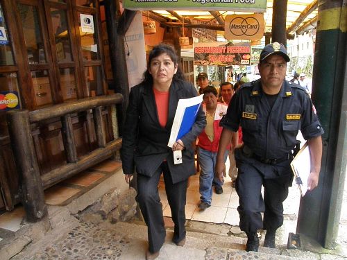lL fiscal adjunta Jhoni Ramírez inspecciona los restaurantes y bodegas del distrito de Machu Picchu para verificar el precio de los alimentos que ofrecen. Foto: ANDINA.