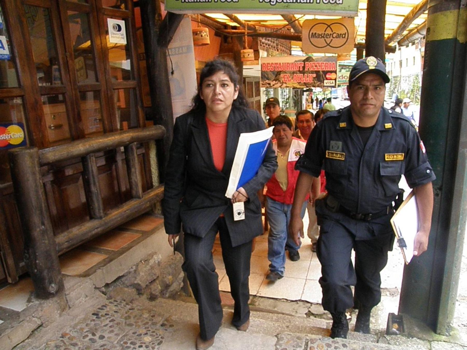 lL fiscal adjunta Jhoni Ramírez inspecciona los restaurantes y bodegas del distrito de Machu Picchu para verificar el precio de los alimentos que ofrecen. Foto: ANDINA.