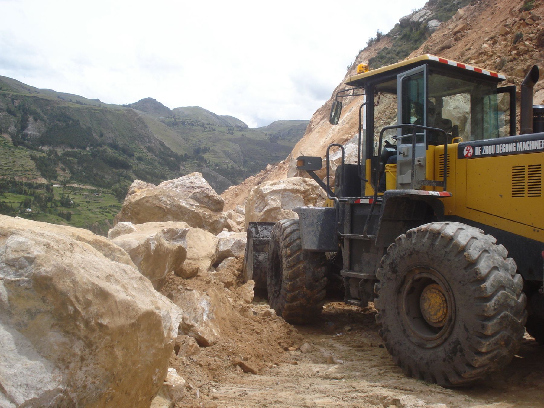 Constantes derrumbes impiden tránsito en diversas carreteras de Huancavelica. Foto: Gobierno Regional de Huancavelica.