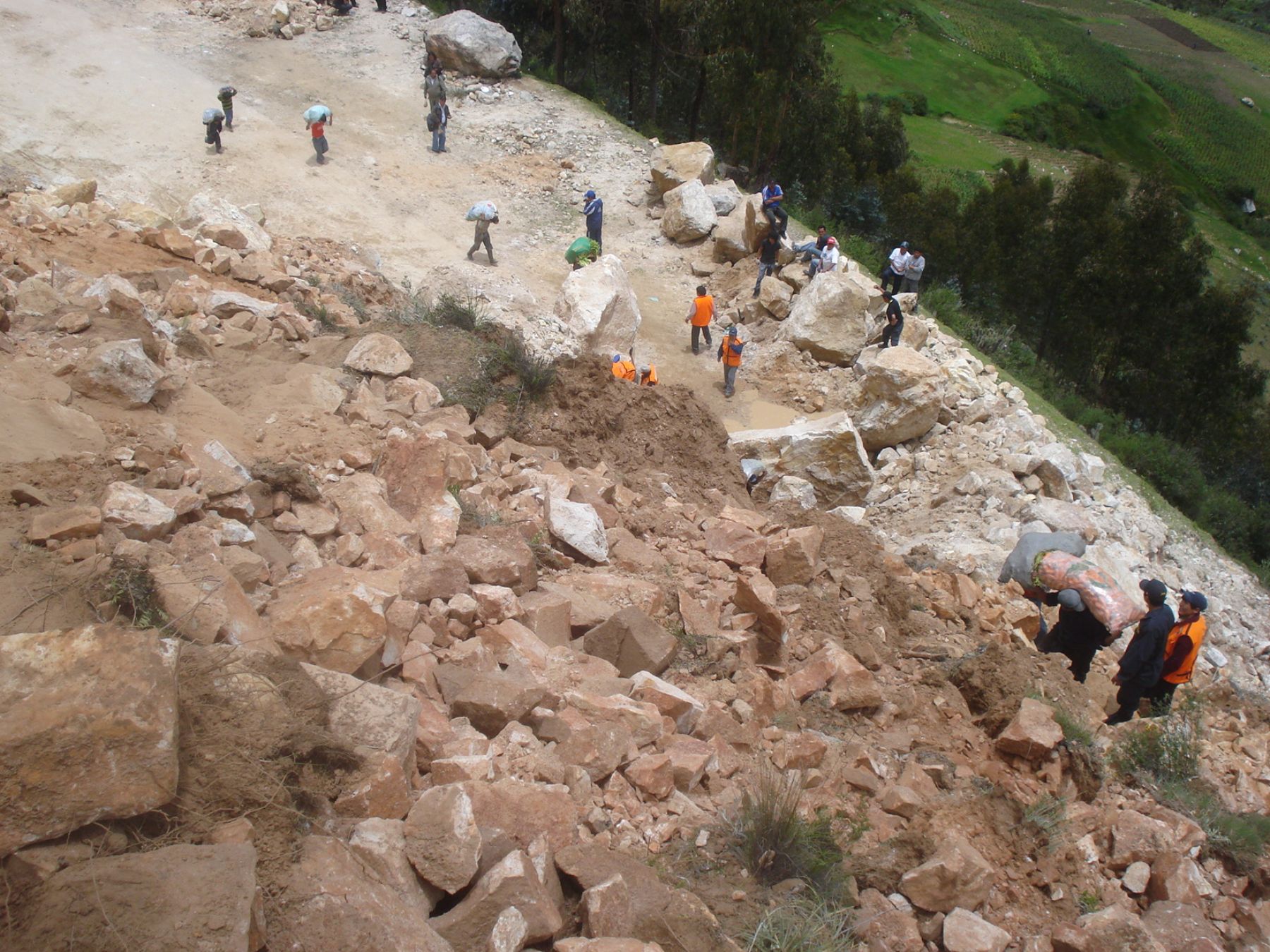 Ante el bloqueo de carreteras por constantes derrumbes, los pasajeros deben sortear los cerros para continuar su camino. Foto: Gobierno Regional de Huancavelica.