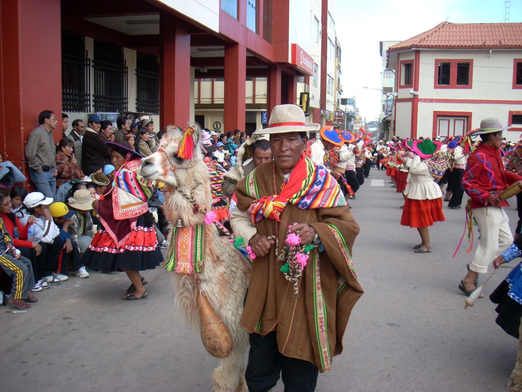 Conjuntos de danzas recorren las calles de Puno en homenaje a la Virgen de la Candelaria. Foto: ANDINA / Atilio Alejo.