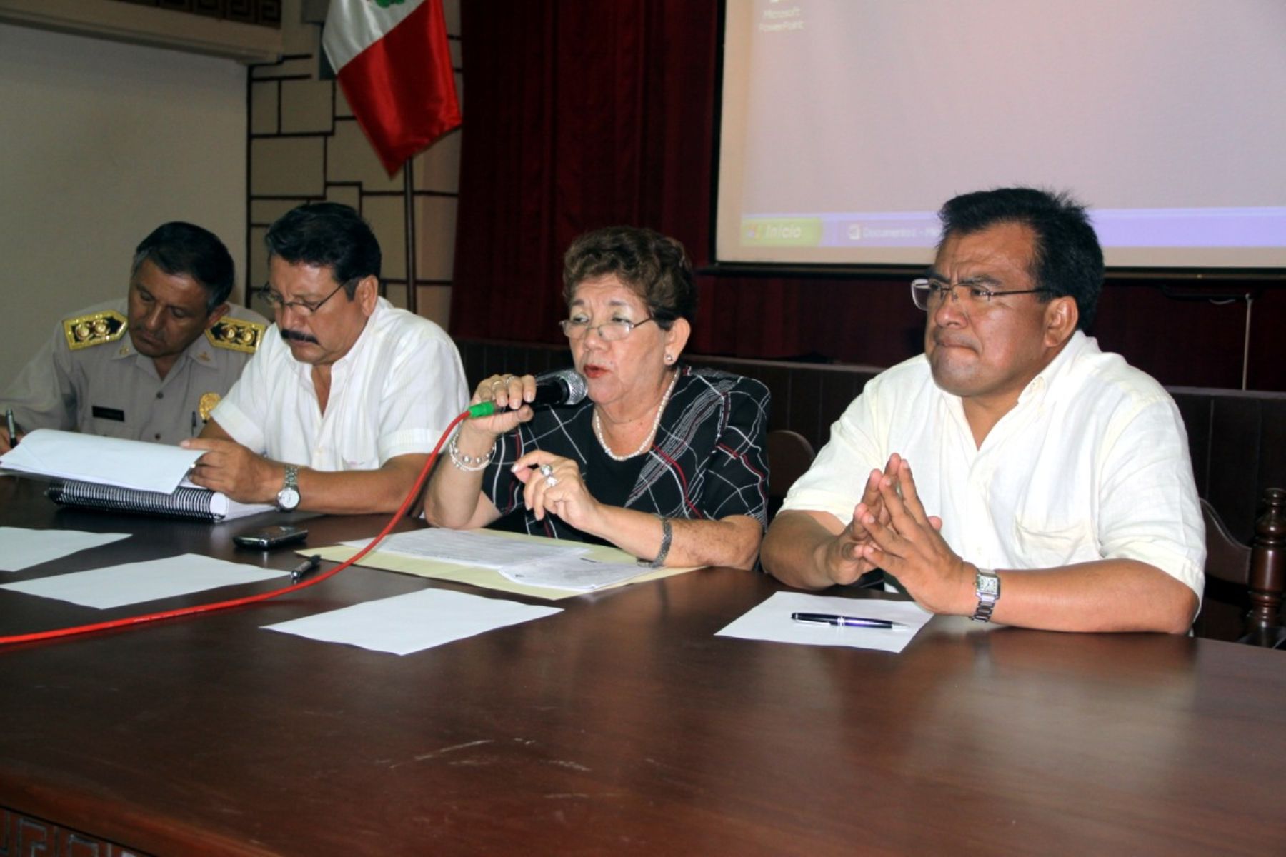 La presidenta regional de Lambayeque, Nery Saldarriaga, se reunió con el jefe del Gabinete Ministerial, Javier Velásquez, para coordinar acciones frente a lluvias. Foto: Gobierno Regional de Lambayeque.
