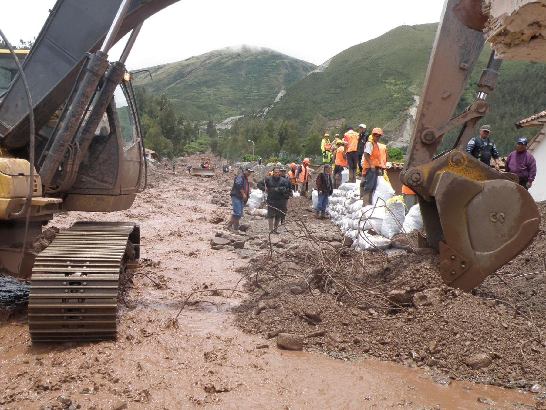 Con maquinaria pesada se trabaja en el encauzamiento del río Zurite, en Anta (Cusco). Foto: ANDINA / Percy Hurtado.