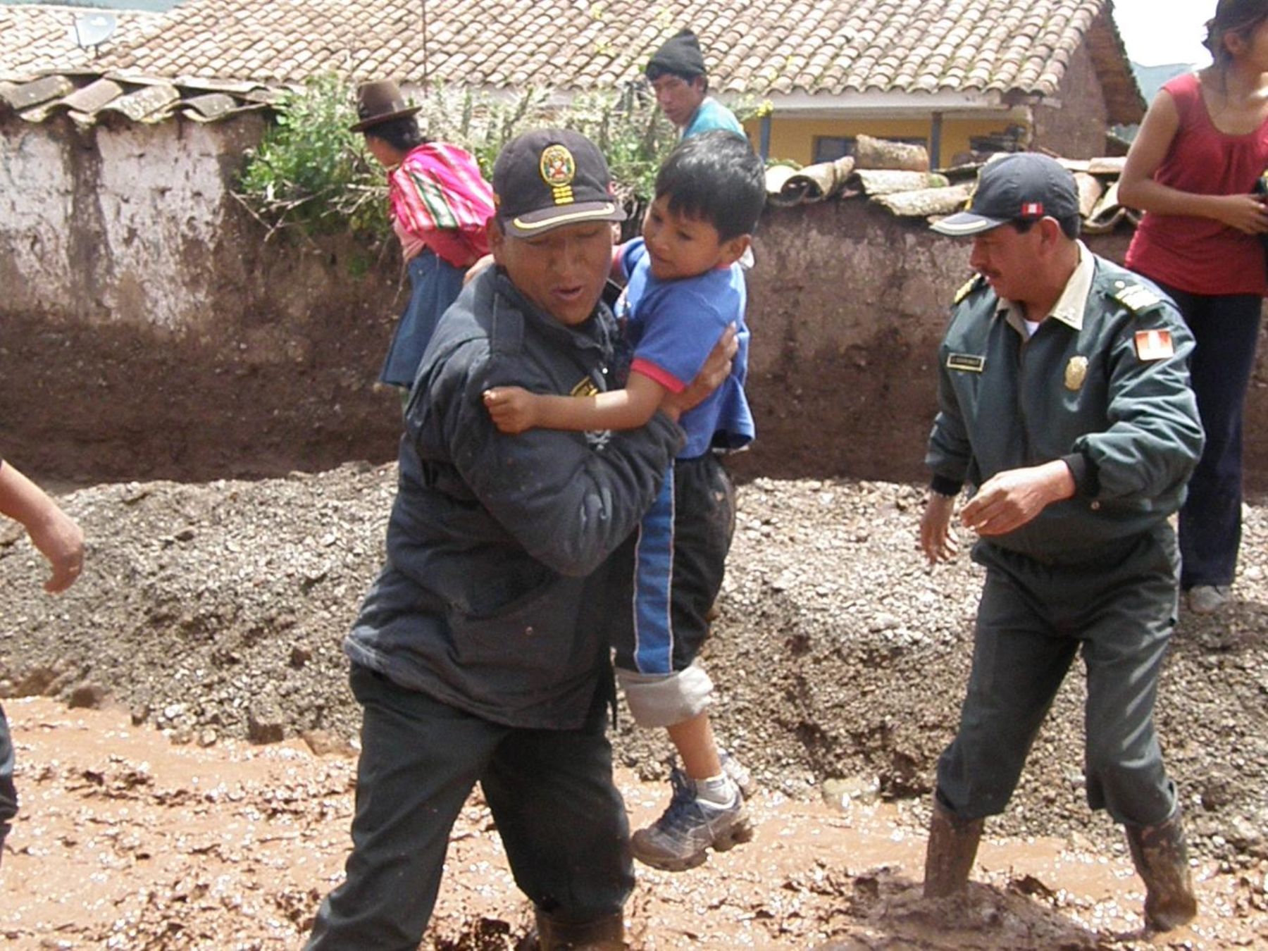 Efectivos policiales apoyan la evacuación de los pobladores de Zurite, en Anta (Cusco). Foto: ANDINA / Percy Hurtado.