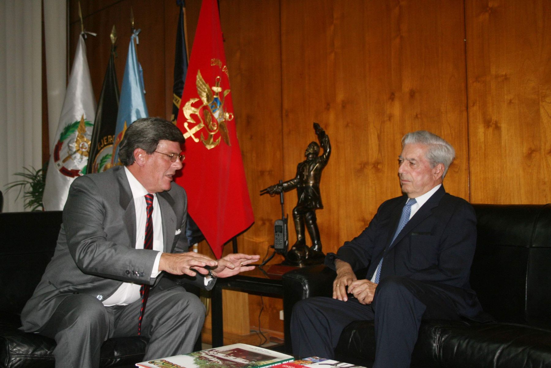 Reunión entre el escritor Mario Vargas Llosa y el Ministro de Defensa Rafael Rey, en la Comandancia General del Ejército. Foto: Mindef