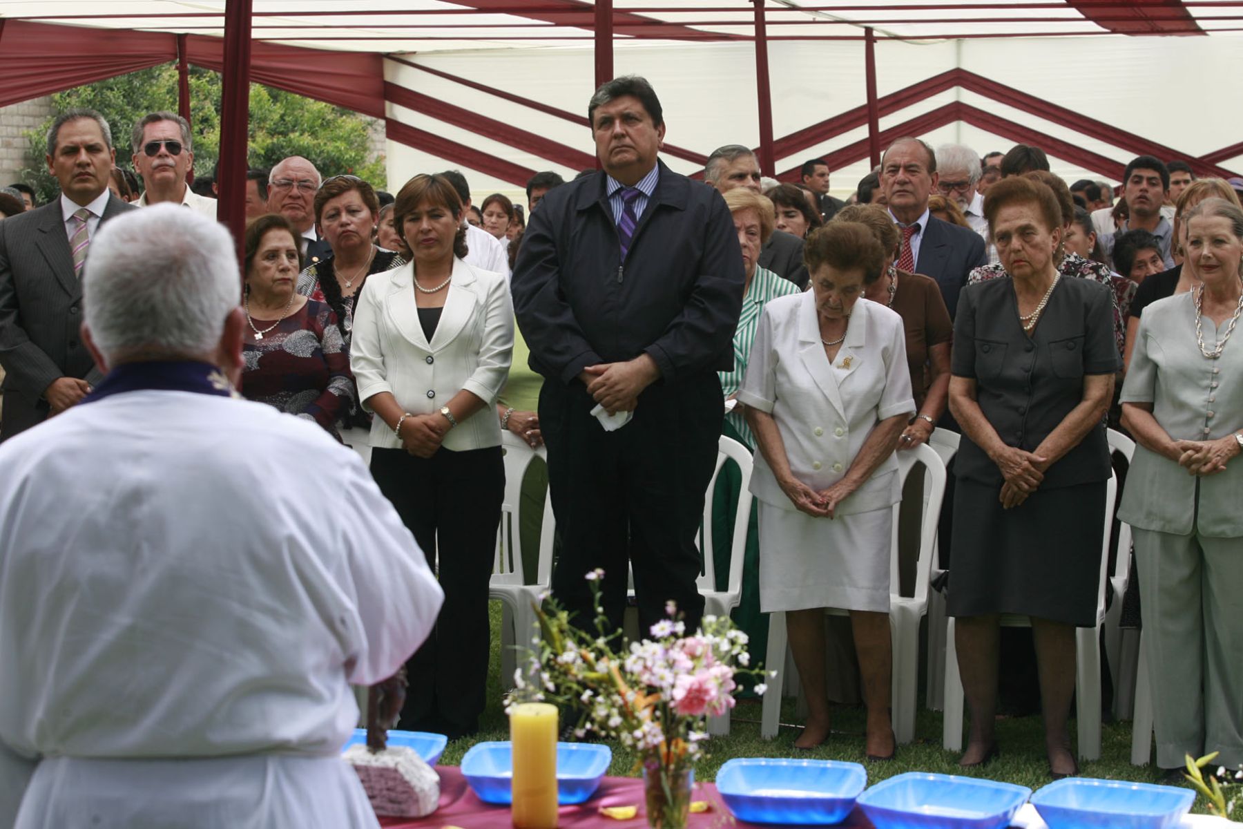 Presidente Alan García participó en ceremonia religiosa por natalicio de fundador del Apra, Víctor Raúl Haya de la Torre. Foto: Sepres