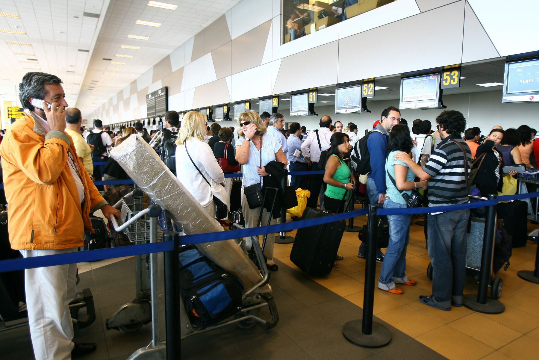 Pasajeros con destino a Santiago se encuentran varados en el Aeropuerto Jorge Chávez ante cancelación de vuelos hacia Chile por terremoto.Foto: ANDINA/Victor Palomino