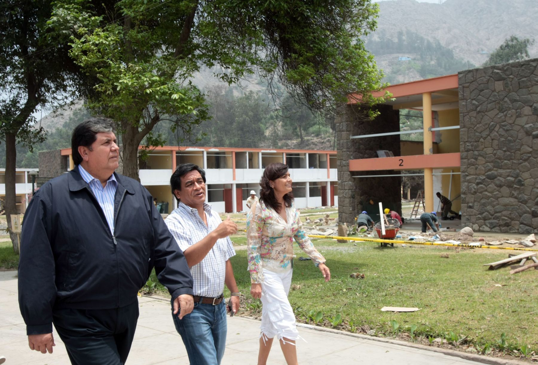 Presidente Alan García acompañado por el ministro de Educación, Antonio Chang, inspecciona el Colegio Mayor Secundario . Foto:Archivo.