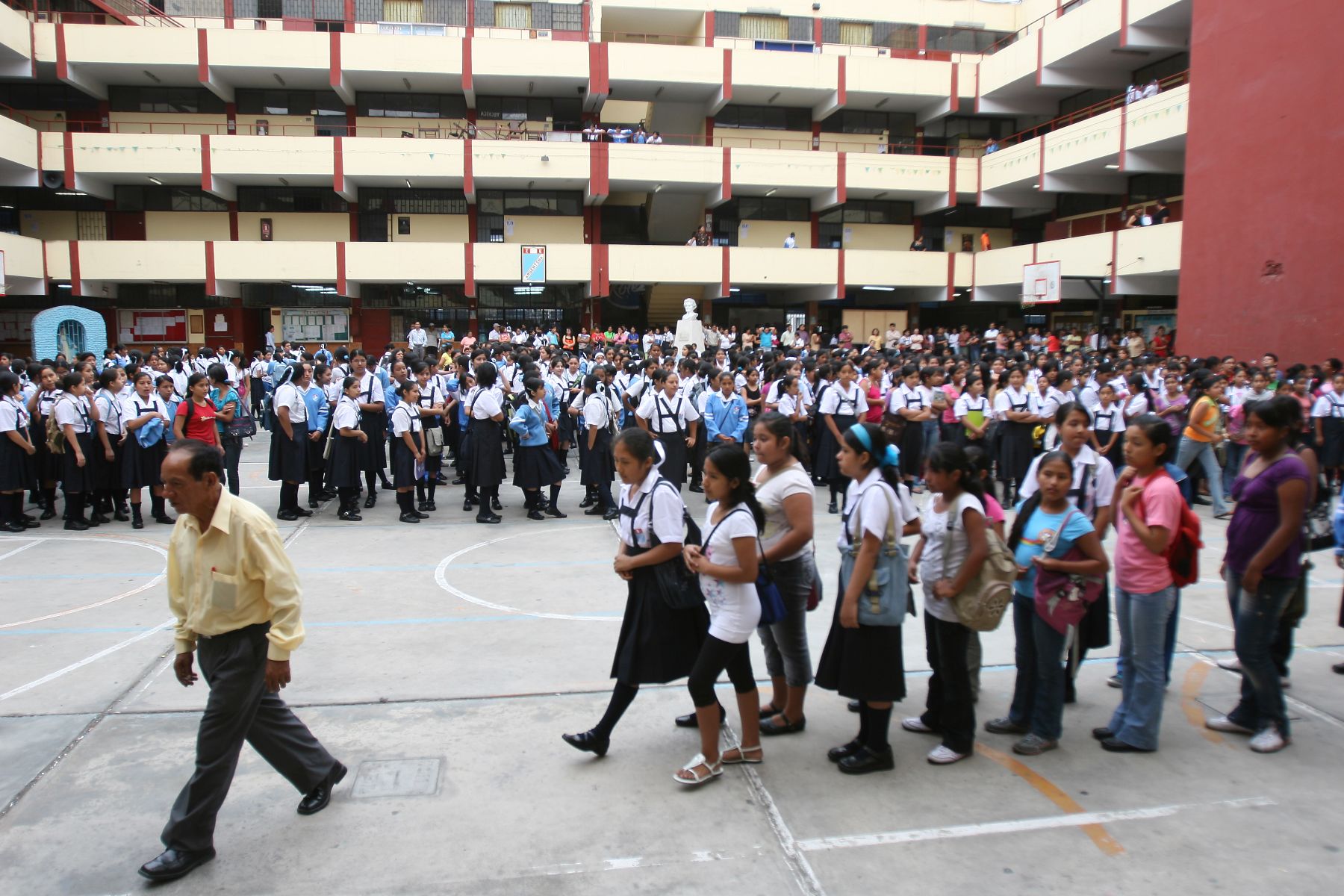 Escolares del Colegio Peruano Argentino  inician hoy sus clases. Foto: ANDINA / Jorge Paz