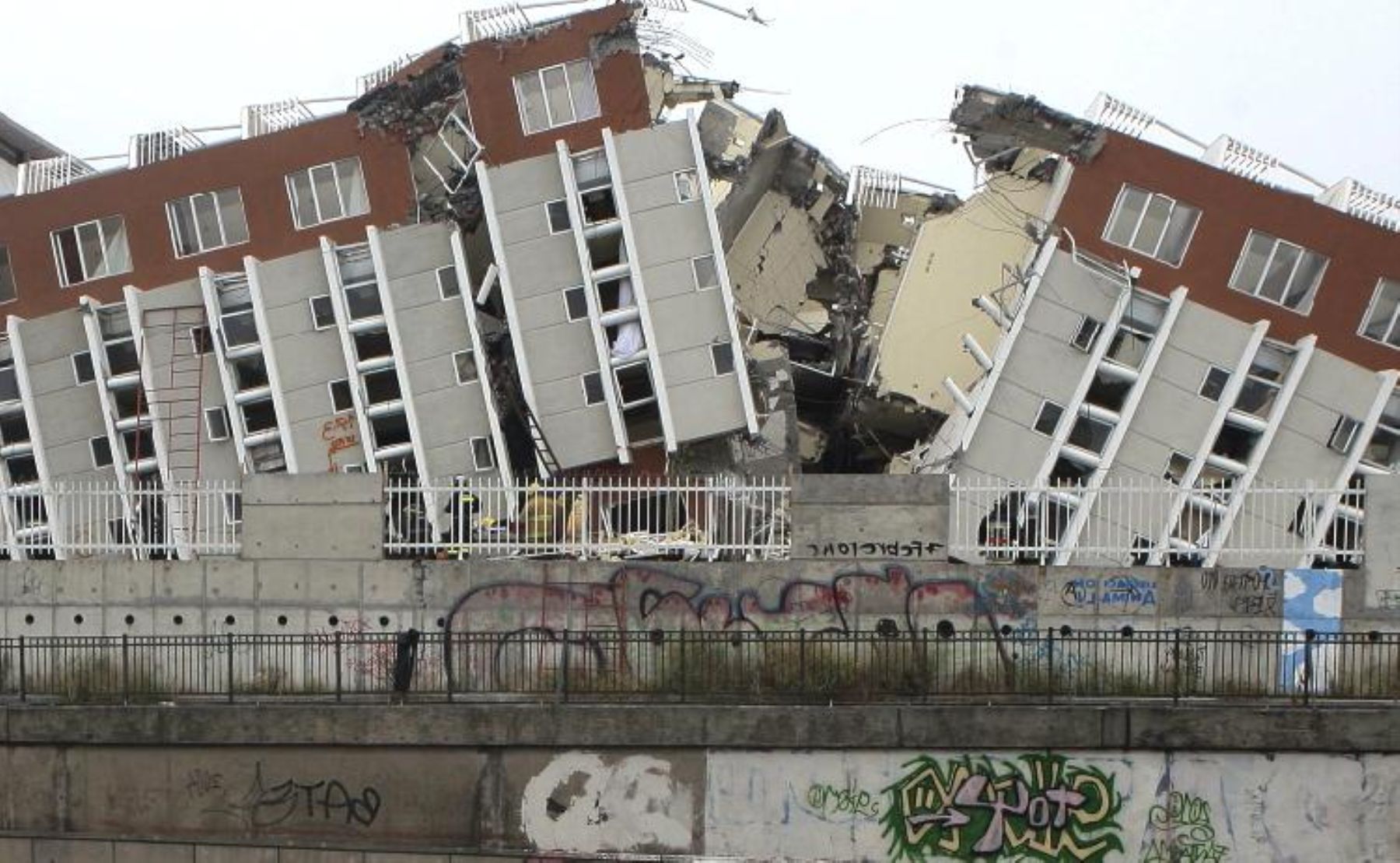 Edificio de Concepción destruido por terremoto del sábado 27 de febrero en Chile. Foto: ANDINA/Internet.