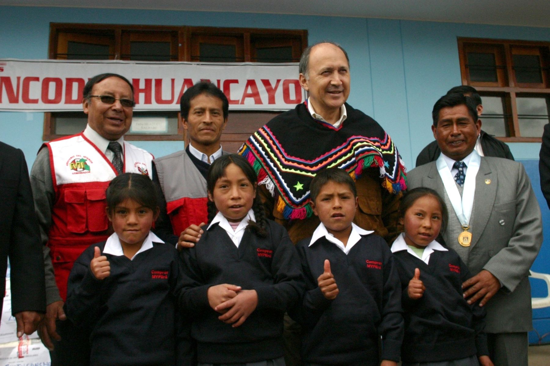 El ministro de la Producción, José Nicanor Gonzales Quijano, inició hoy en la provincia de Jauja (Región Junín) la distribución gratuita de  prendas escolares adquiridas a través del programa Compras a MYPerú.
 Foto: ANDINA/Produce.