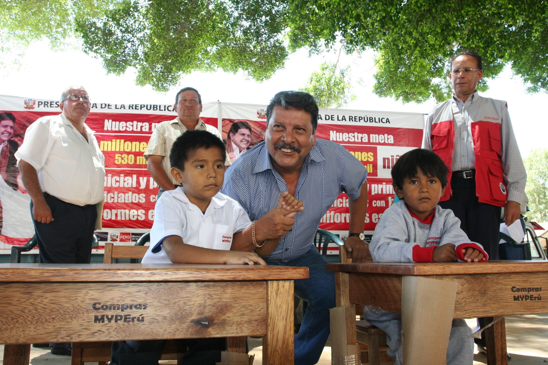 Ministro de Agricultura, Adolfo de Córdova, inauguró el año escolar 2010, con entrega de uniformes escolares en colegios de Arequipa.
Foto: ANDINA/ Minag.