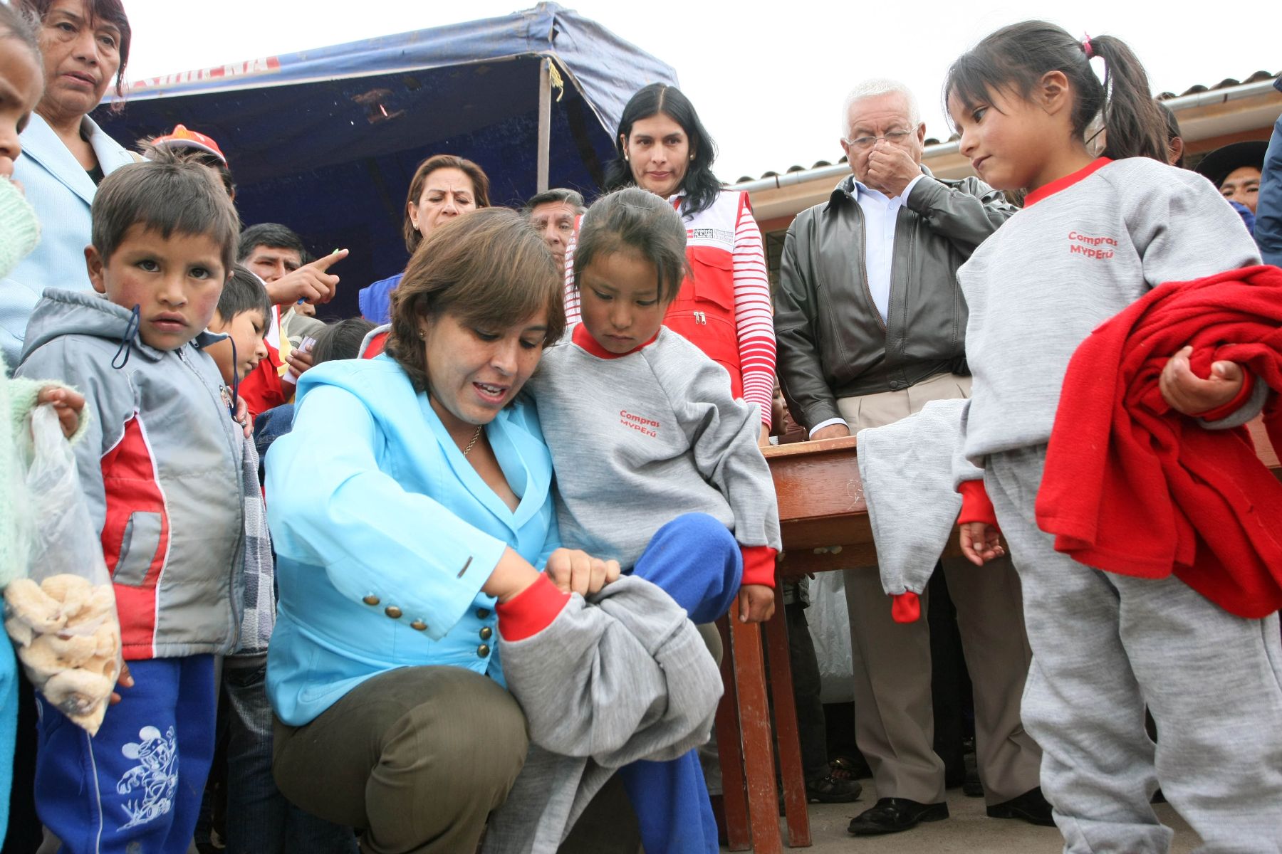 Ministra de la Mujer, Nidia Vilchez, inició esta mañana la entrega de prendas escolares
a alumnos de inicial y primaria en Ayacucho.
Foto: ANDINA/MINDES/ Jhony Laurente.