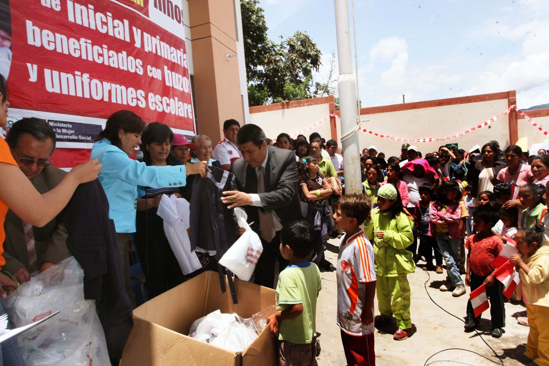 Ministra de la Mujer, Nidia Vilchez, inició esta mañana la entrega de prendas escolares
a alumnos de inicial y primaria en Ayacucho.
Foto: ANDINA/MINDES/ Jhony Laurente.