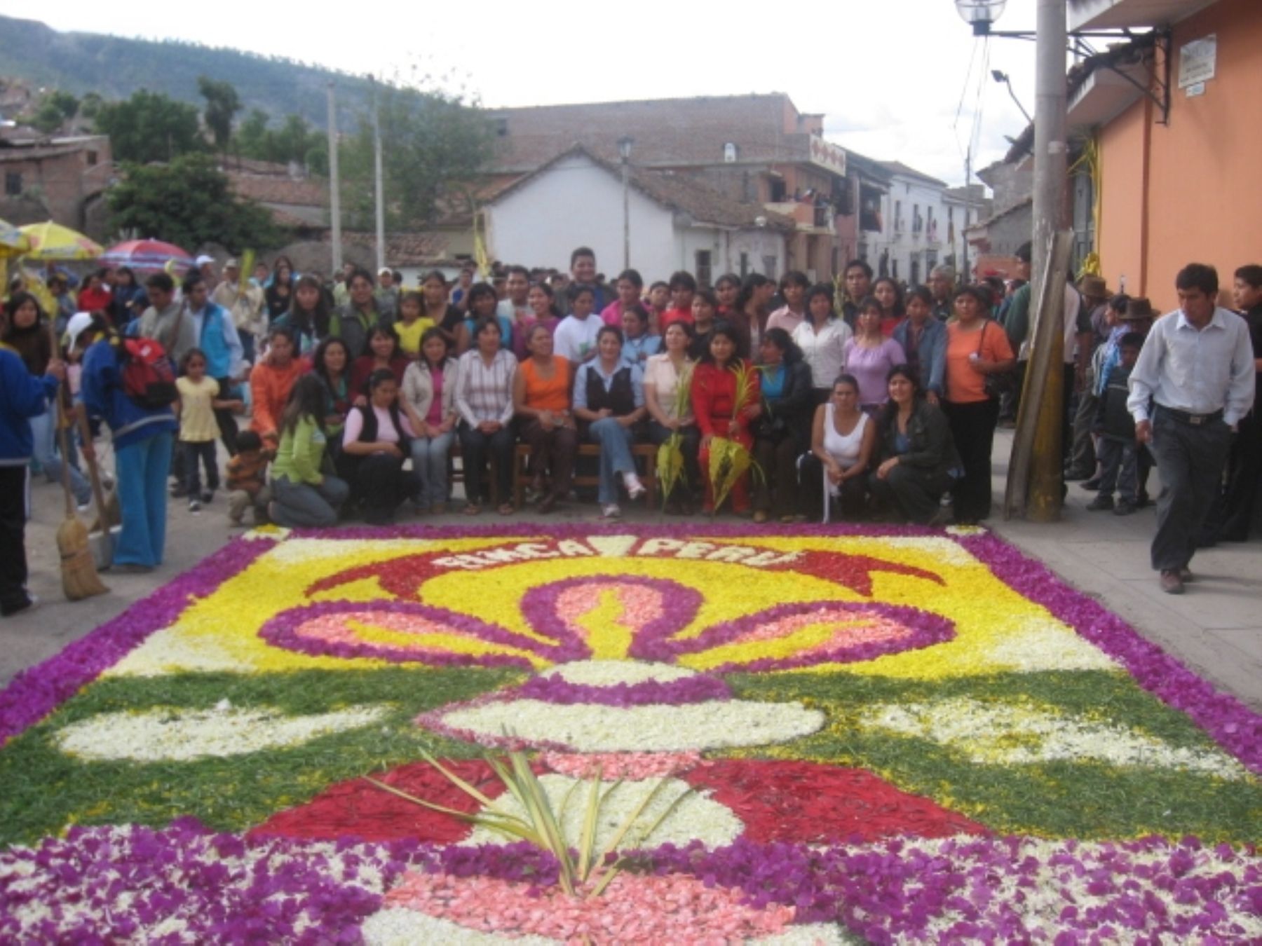 Alfombra de flores elaborada en Huancavelica.