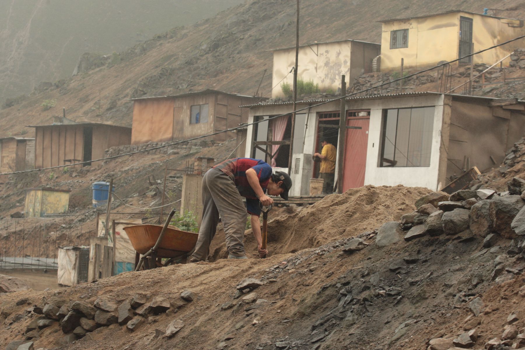 Viviendas construidos en las laderas de los cerros pueden constituir una zona de alto riesgo ante un sismo. Foto: Andina/Archivo.