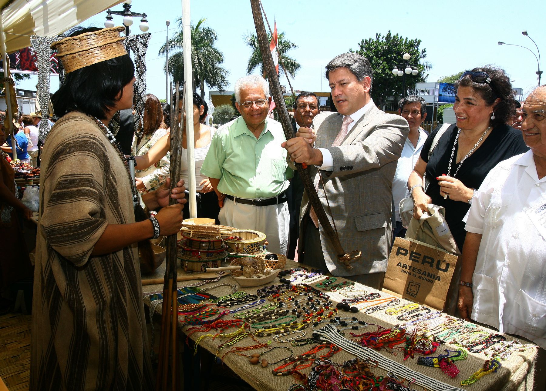 Ministro de Comercio Exterior y Turismo, Martín Pérez, inauguró feria artesanal "Arte Nativo de la  selva" en el distrito de Barranco.
 Foto: ANDINA/Víctor Palomino.