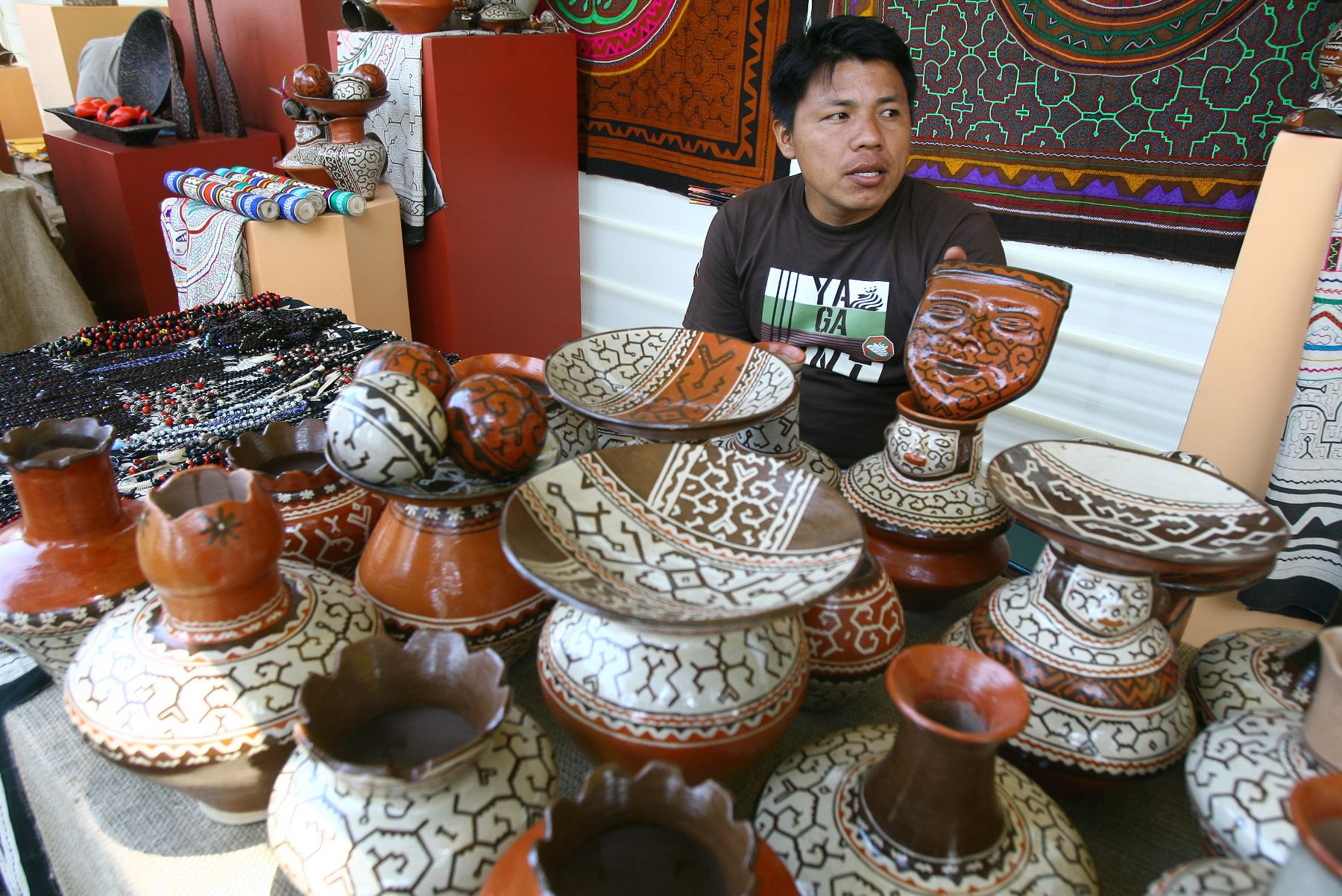 Feria artesanal "Arte Nativo de la Selva" en el distrito de Barranco.Foto. ANDINA/ Víctor Palomino.