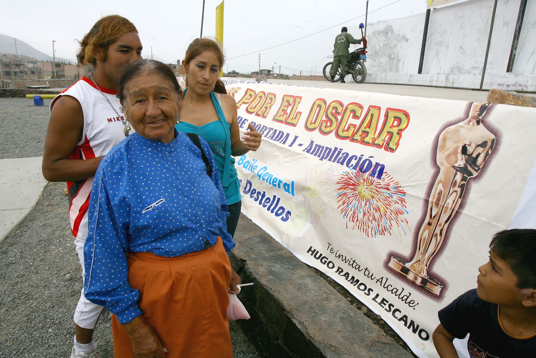 Actores  dobles  de la pelicula  la Teta Asustada  asisten a preparativos  del municipalidad de Pachacamac. foto.ANDINA/ Victor Palomino .