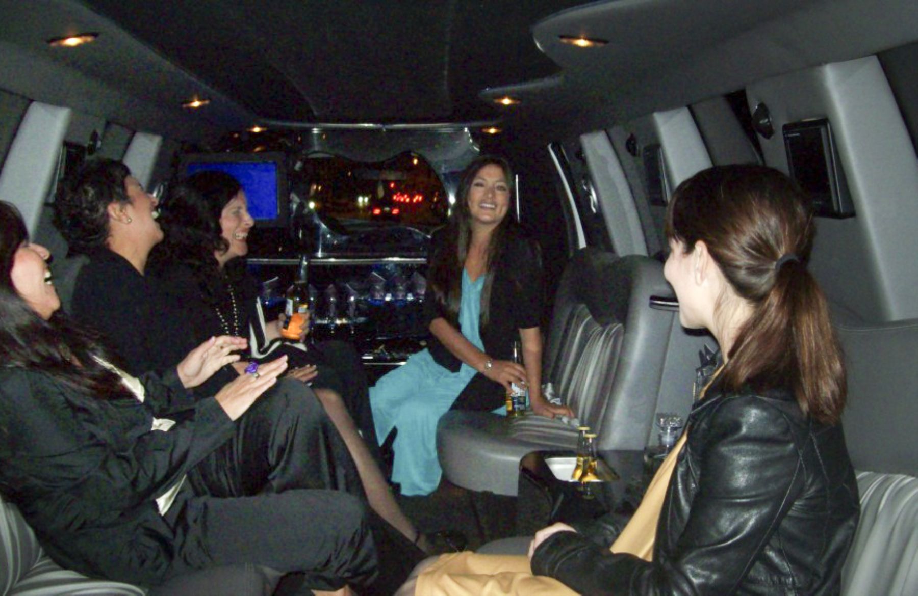 Magaly Solier pasea en limusina por Hollywood, junto a Claudia Llosa y sus colaboradores. Foto: Website de la actriz
