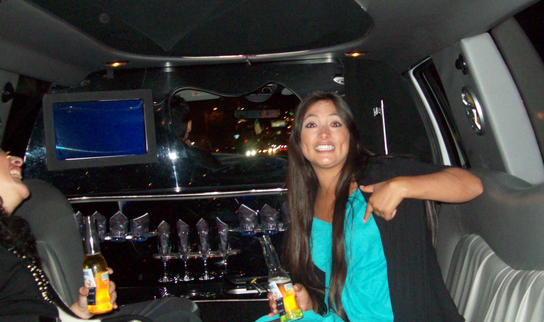 Magaly Solier pasea en limusina por Hollywood, junto a Claudia Llosa y sus colaboradores. Foto: Website de la actriz