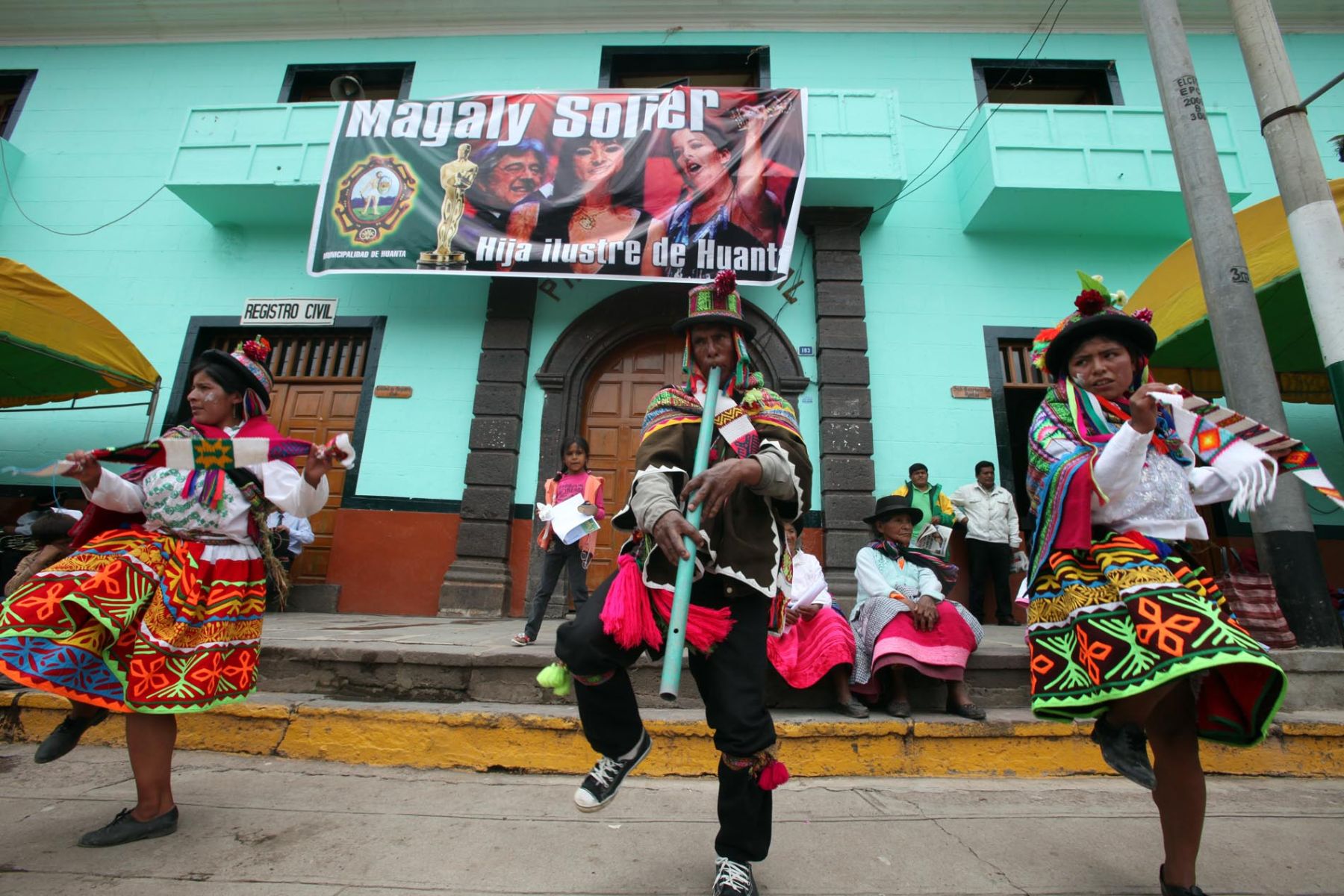 Danzantes de la comunidad de Chaca, bailan en la plaza de armas de Huanta, previos a la premiación de la película la Teta Asustada, nominada al Oscar como mejor película extranjera.
Foto: ANDINA / Alberto Orbegoso