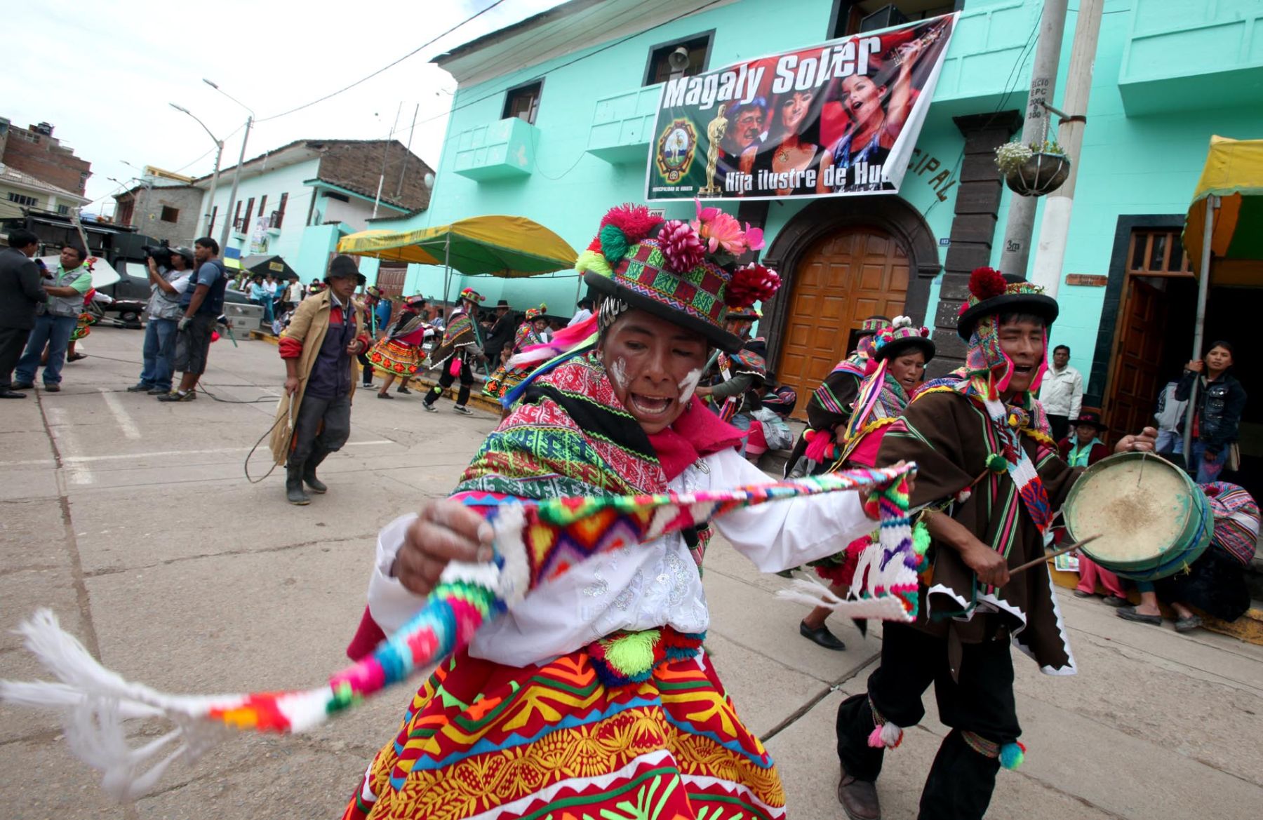 Danzantes de la comunidad de Chaca, bailan en la plaza de armas de Huanta, previos a la premiación de la película la Teta Asustada, nominada al Oscar como mejor película extranjera.
Foto: ANDINA / Alberto Orbegoso