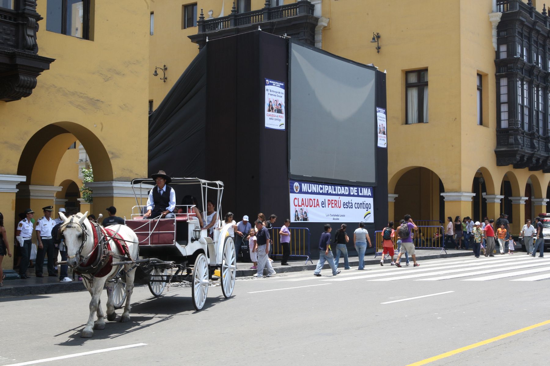 Instalan pantalla gigante en la Plaza de Armas de Lima para ver la entrega de los premios Oscar Foto: ANDINA/Norman Córdova.