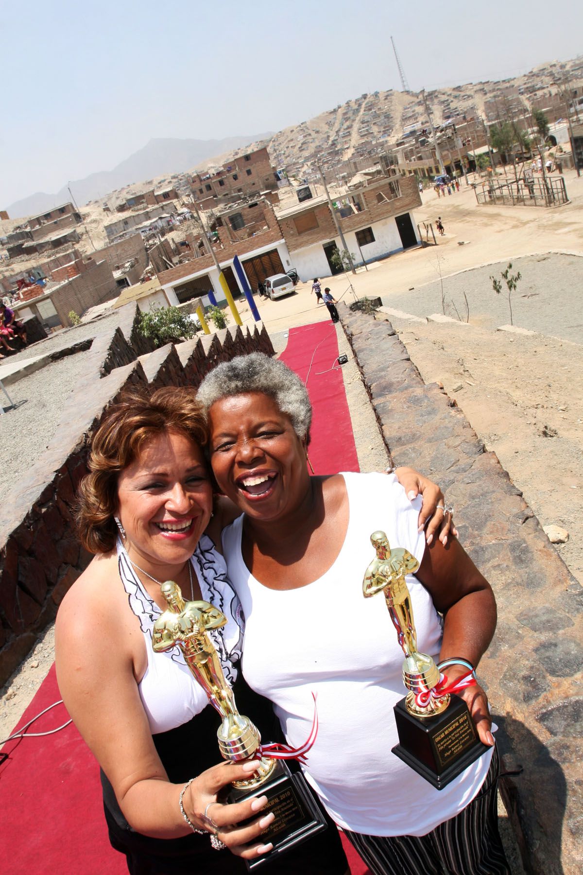 Delcy Heredia y Aquilina Casas actrices de la película "La Teta Asustada" en los preparativos por la Ceremonia del Oscar en Manchay. Foto: ANDINA / Carolina Urra