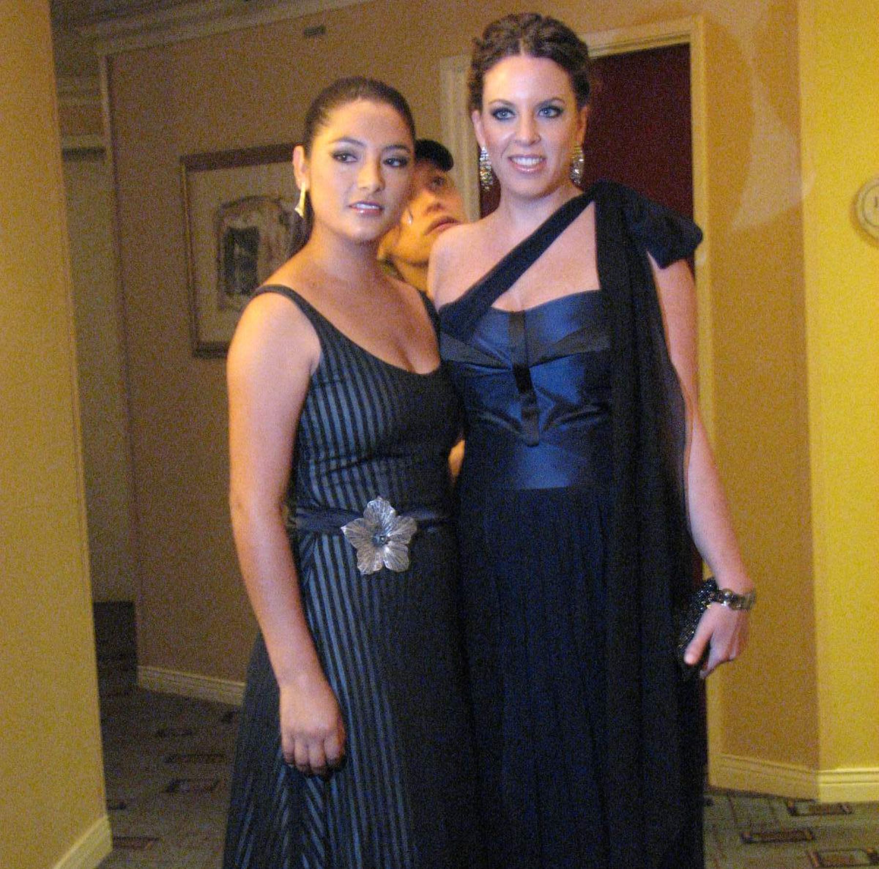 Directora Claudia Llosa junto a actiz Magaly Solier a su salida del hotel para dirigirse al Teatro Kodak donde se desarrollará la ceremonia del Oscar. Foto. ANDINA /Difusión