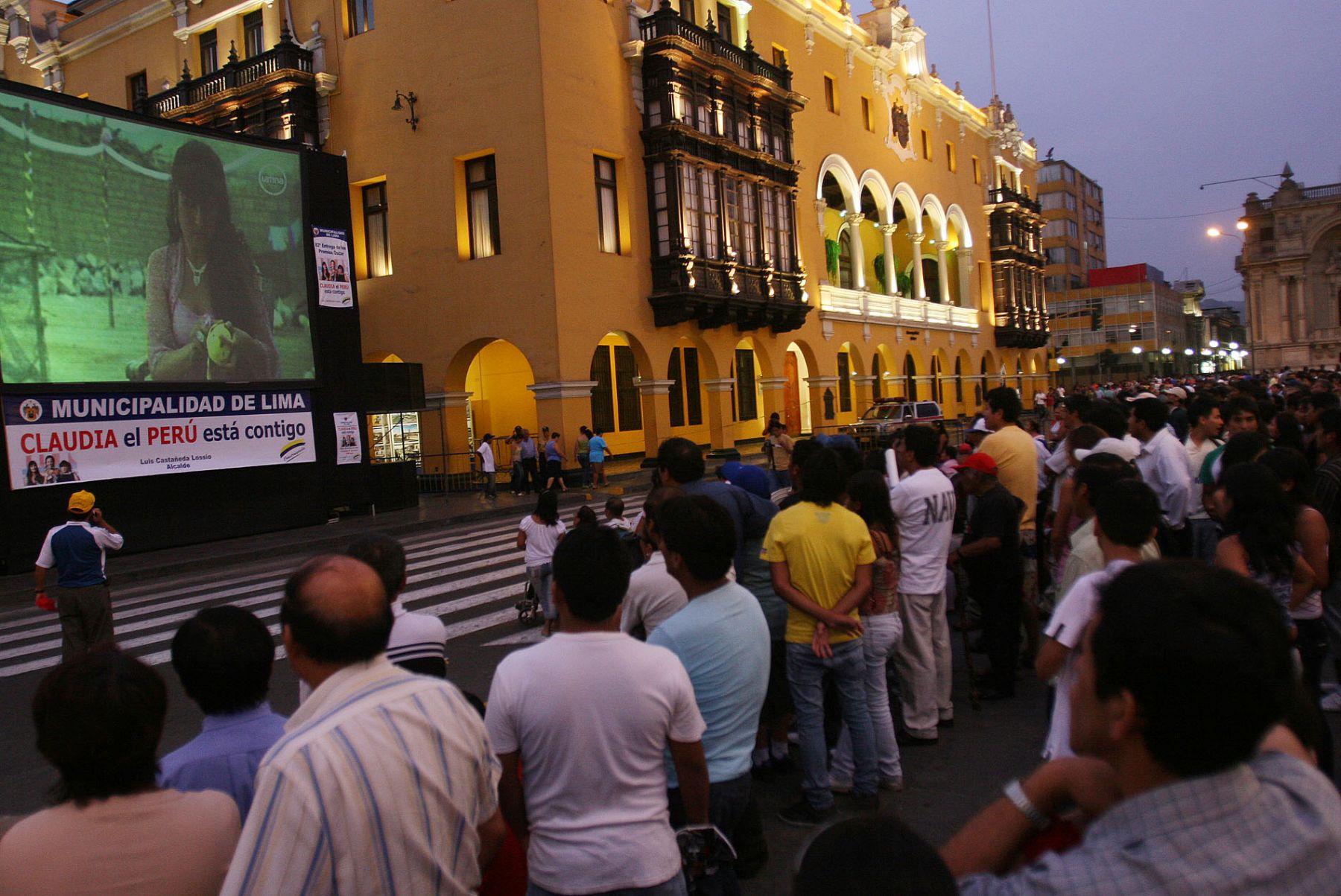 Limeños llegan a la plaza mayor de esta capital para ver "La Teta Asustada" y seguir la ceremonia del Oscar. 
Foto: ANDINA/Vidal Tarqui