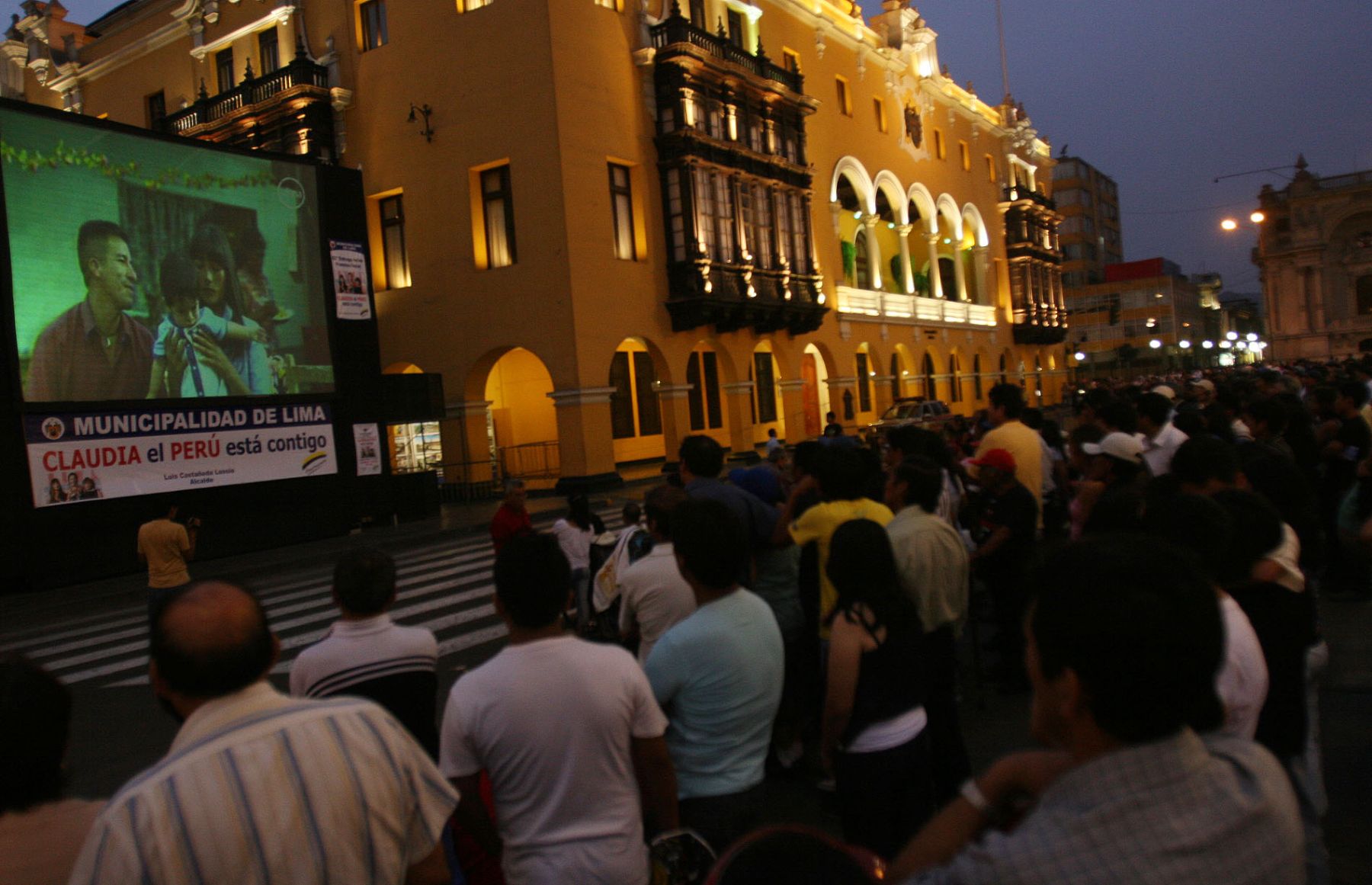 Limeños llegan a la plaza mayor de esta capital para ver "La Teta Asustada" y seguir la ceremonia del Oscar. Foto: ANDINA/Vidal Tarqui