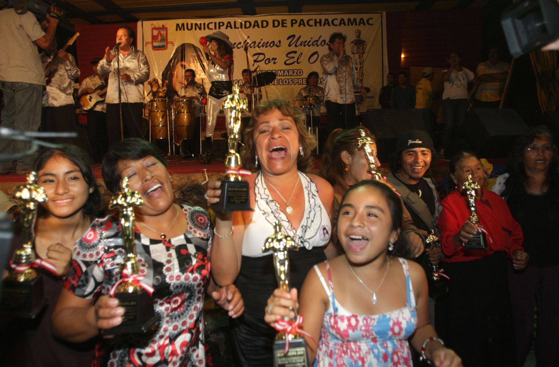 Pobladores de Manchay que hicieron de extras en la película La Teta Asustada,  festejan con sus Oscar en la mano. Foto: ANDINA / Jack Ramón
