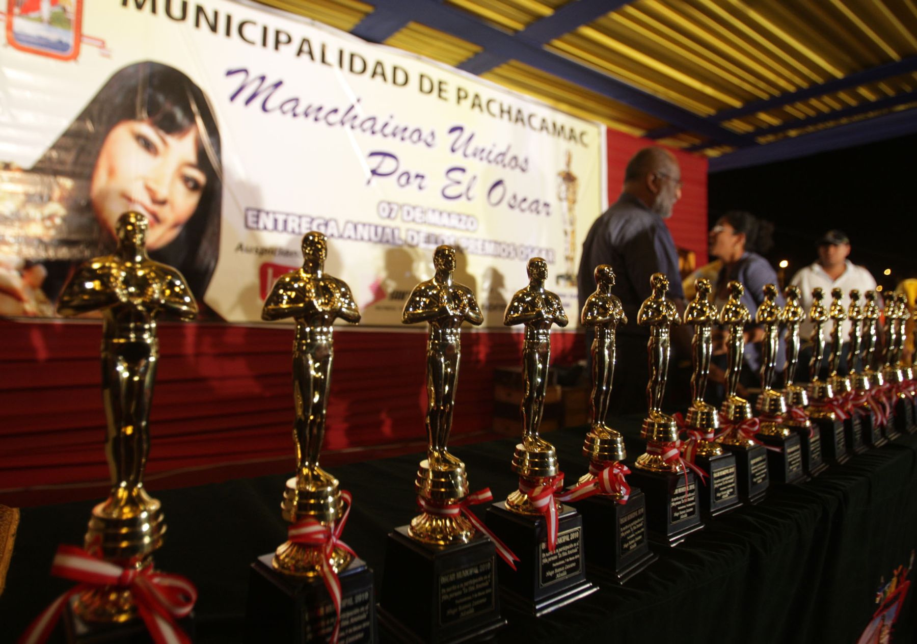 Los pobladores de la localidad limeña de Manchay, que participaron como extras en la pelicula La Teta Asustada, recibieron sus premios Oscar entregadas por el municipio local. Foto: ANDINA / Jack Ramón