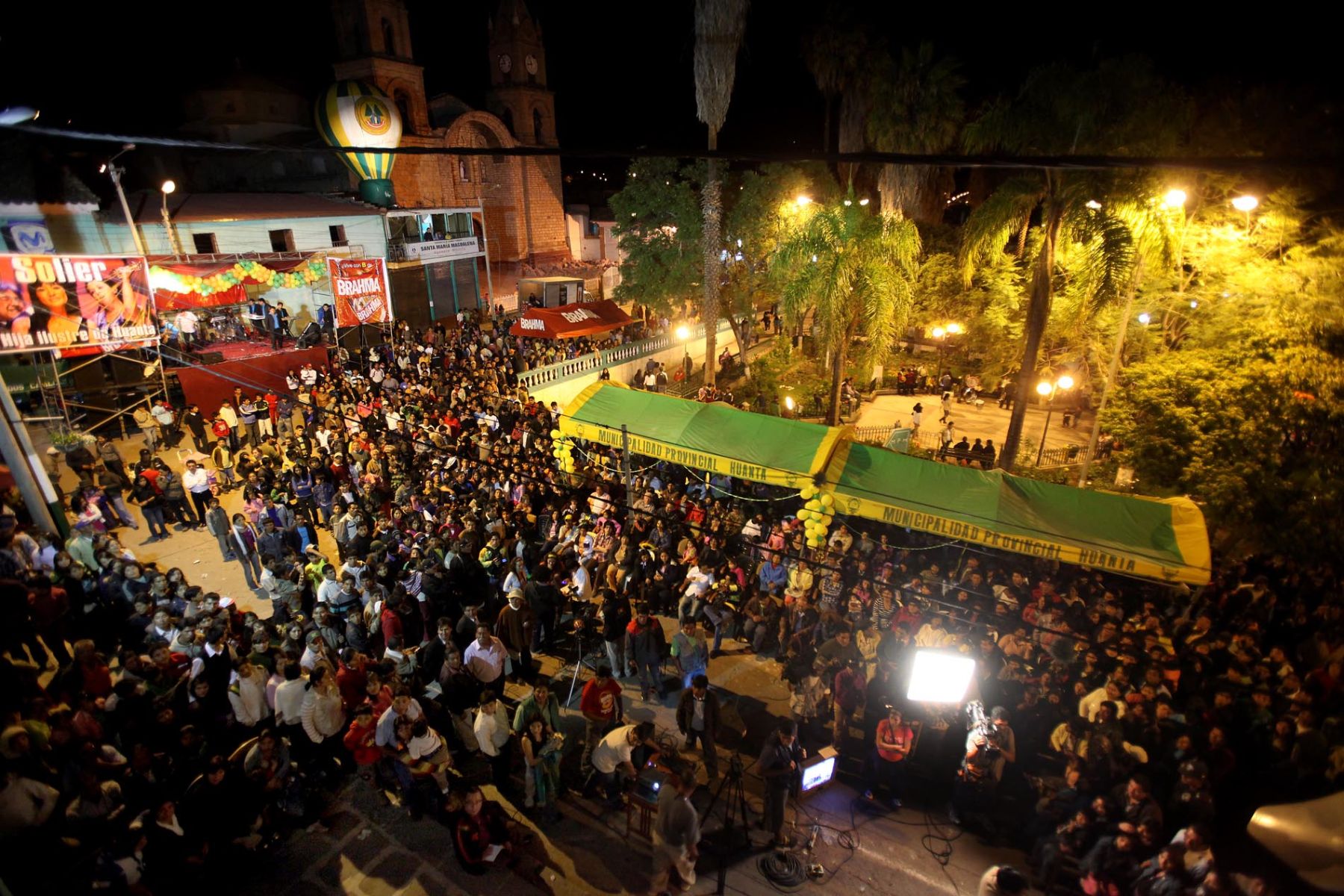Vista panorámica de la plaza de armas de la ciudad ayacuchana de Huanta, donde la población se reunió para seguir la transmisión del Oscar. 
Foto: ANDINA / Alberto Orbegoso