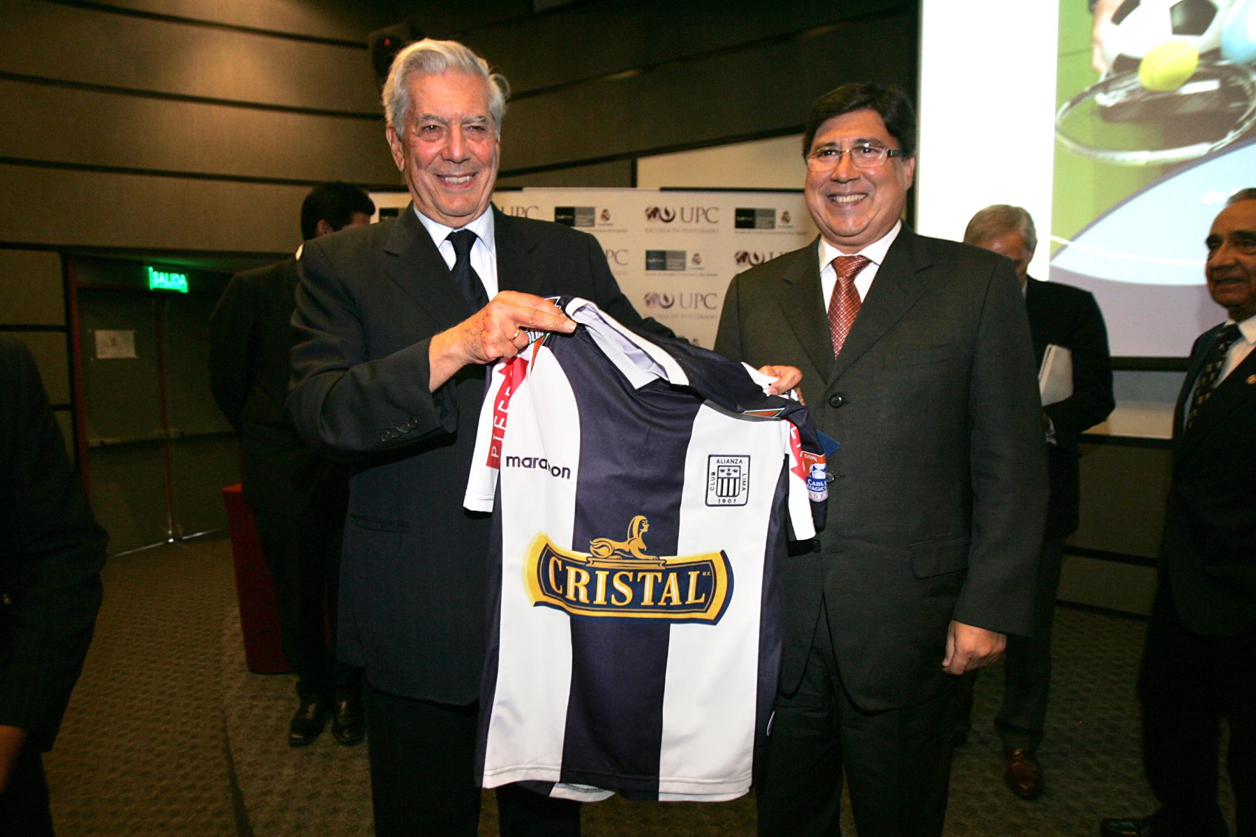 Mario Vargas Llosa, recibe camiseta del Club Alianza Lima de parte de su presidente, Guillermo Alarcón.Foto: ANDINA/Rubén Grández