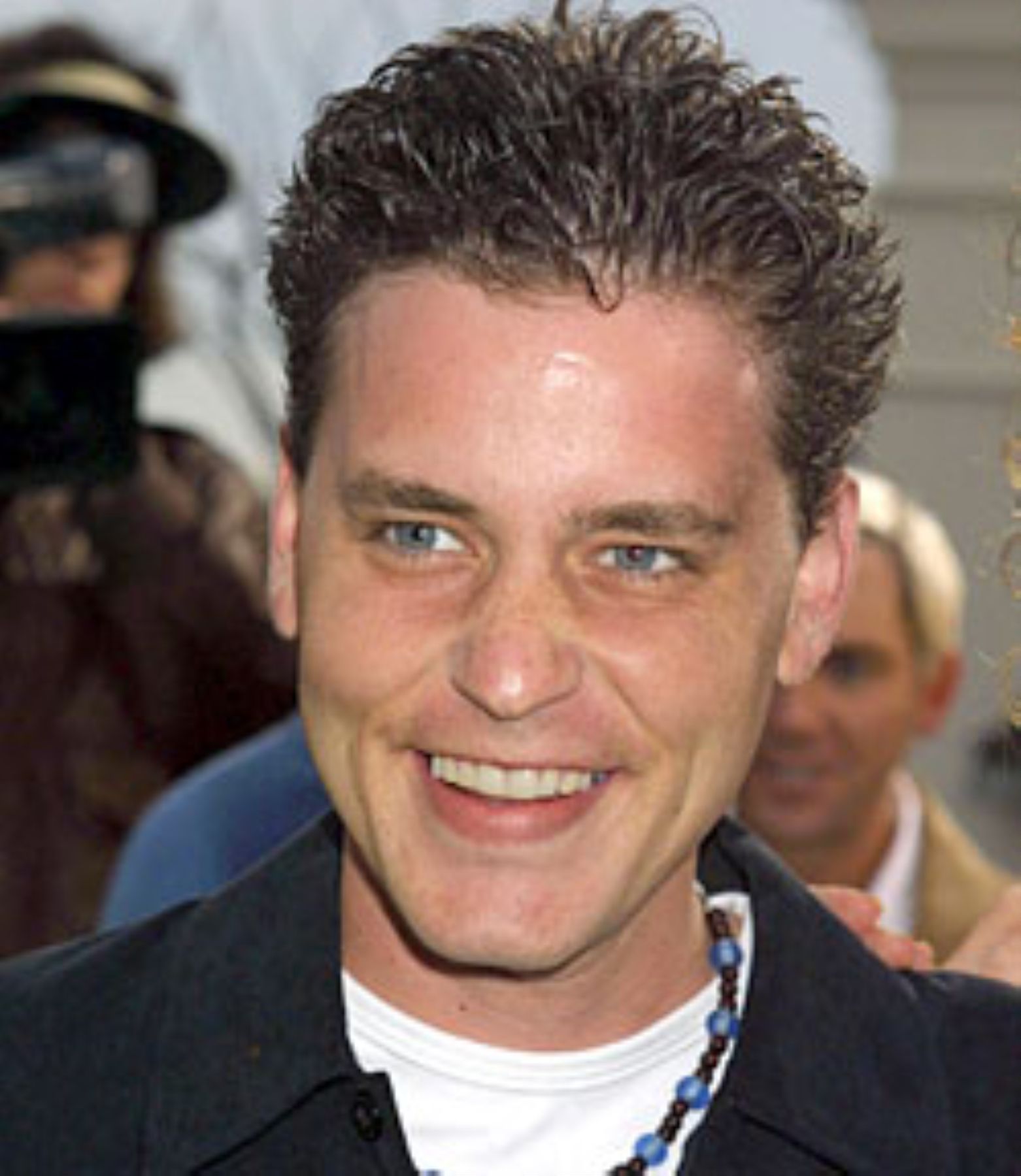 Actor Corey Haim muere por sobredosis de drogas.