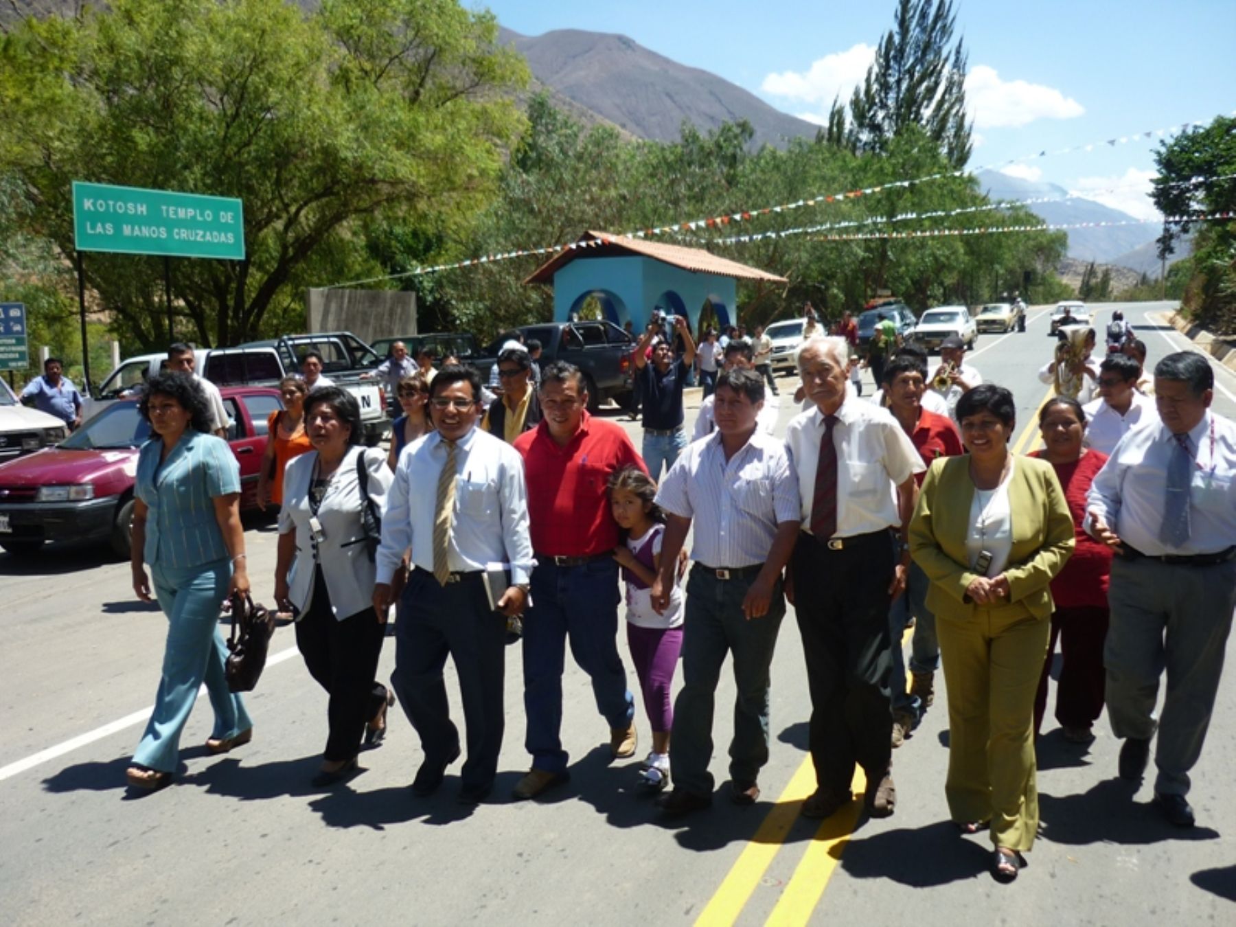 El presidente regional de Huánuco, Jorge Espinoza, recorrió un tramo de la carretera asfaltada que conduce a complejo arqueológico de Kotosh. Foto: Gobierno Regional de Huánuco.